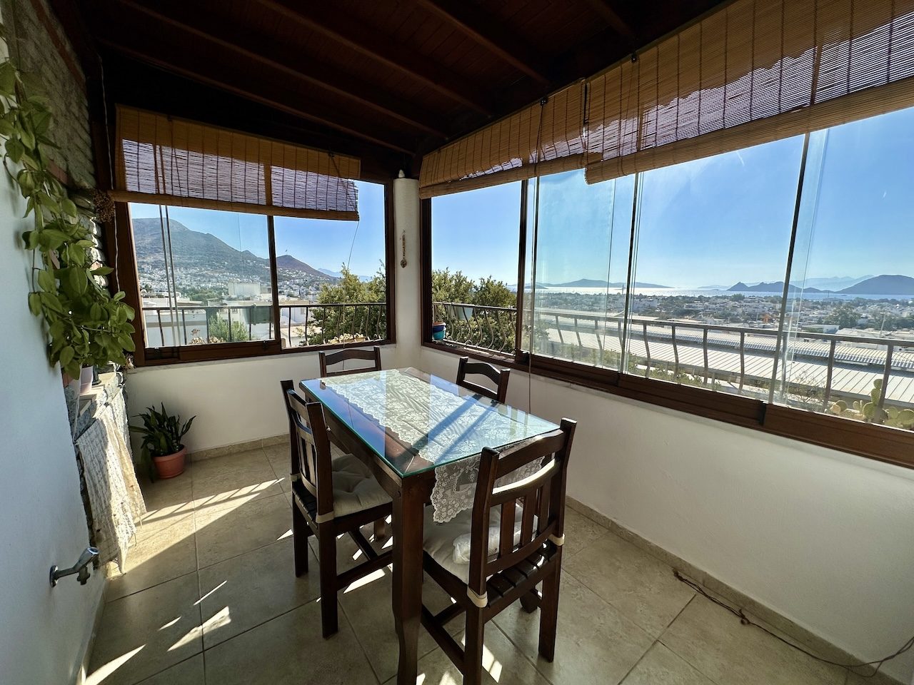 Bodrum Turgutreis'te Deniz Manzaralı Tertemiz 3+1 Daire