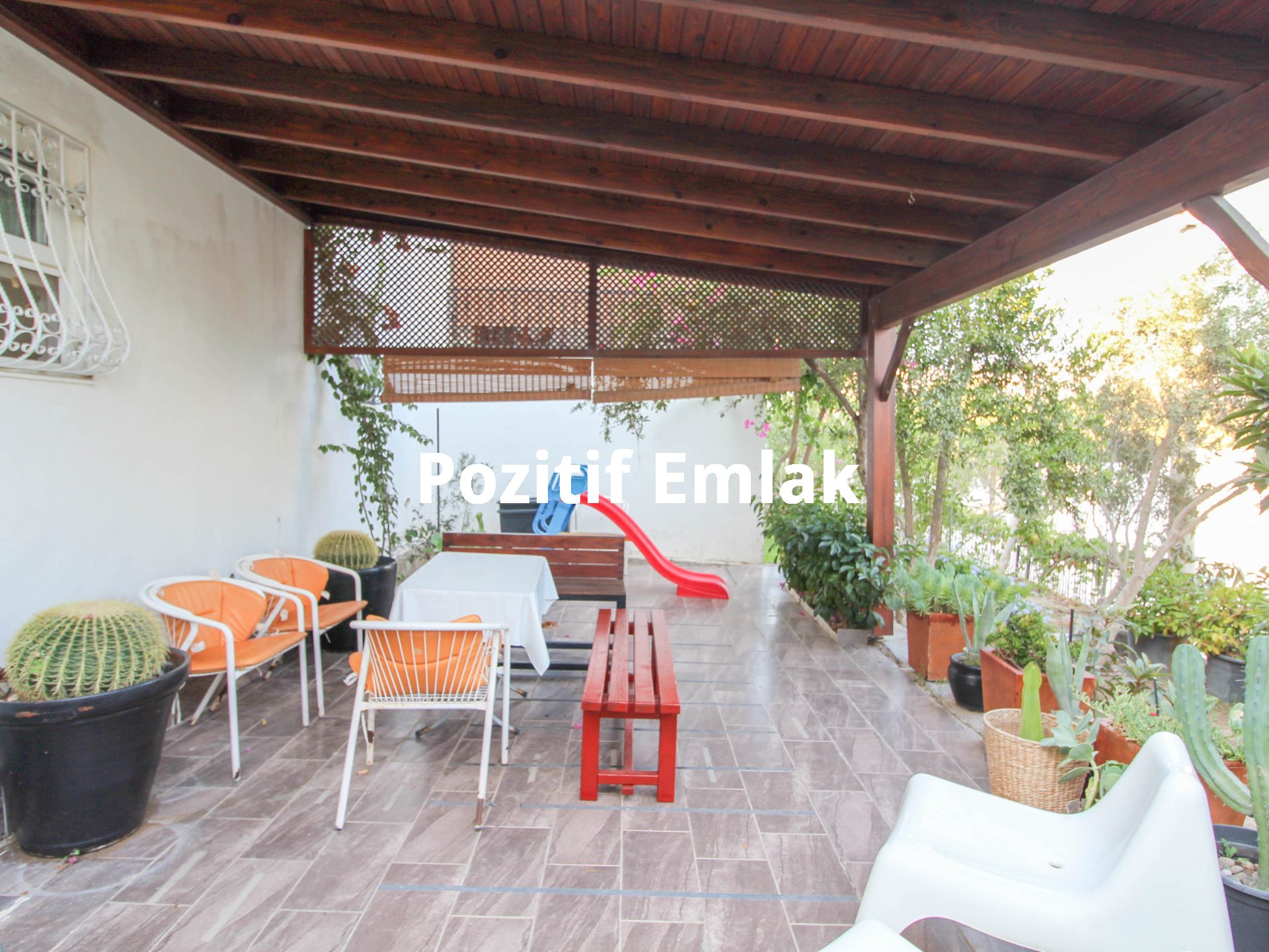 Akyarlar'da Plaja Yakın Deniz Manzaralı Bahçeli Villa