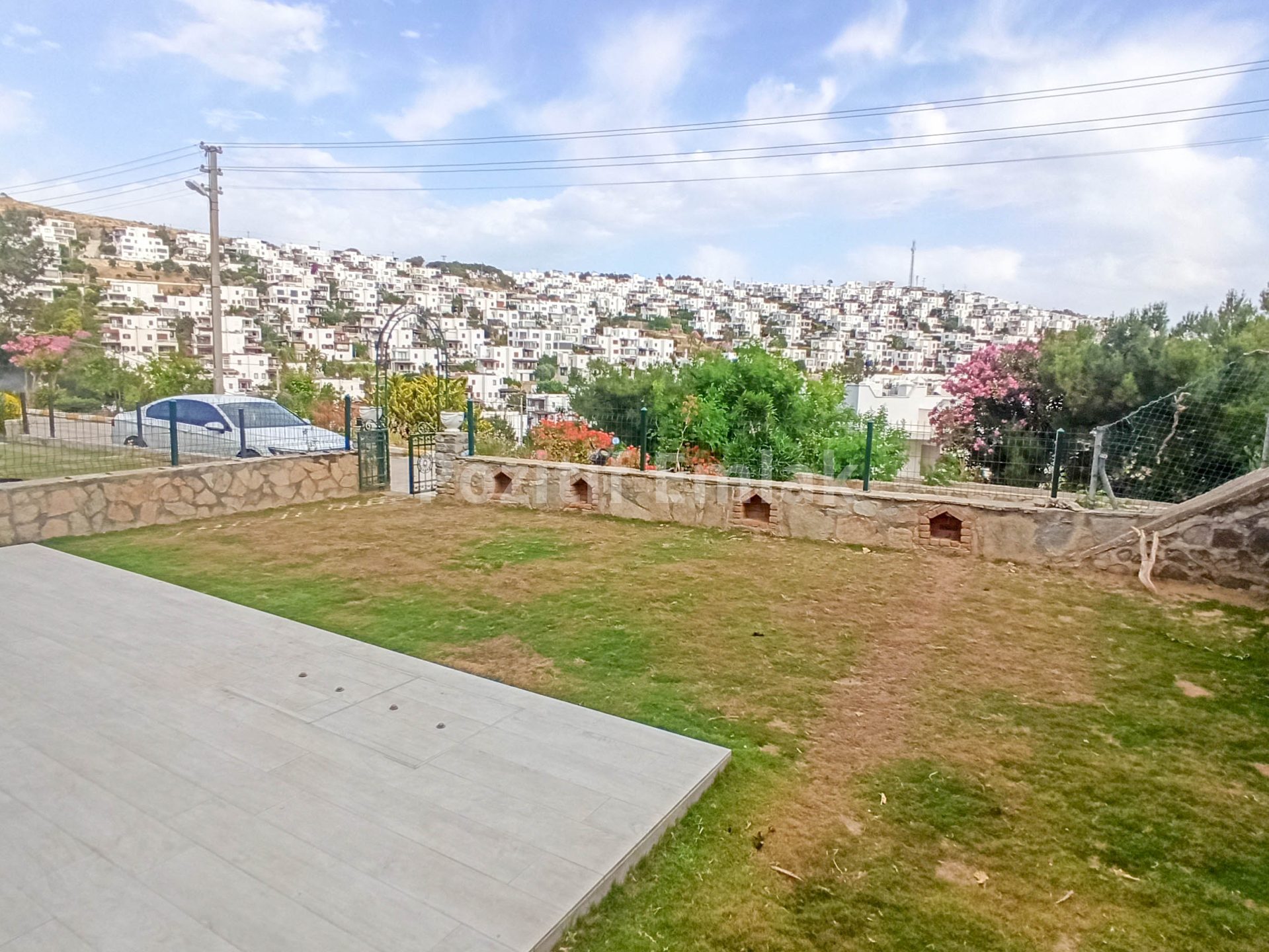 Akyarlar Nağme Sitesi'nde Geniş Bahçeli Manzaralı 3+1 Villa