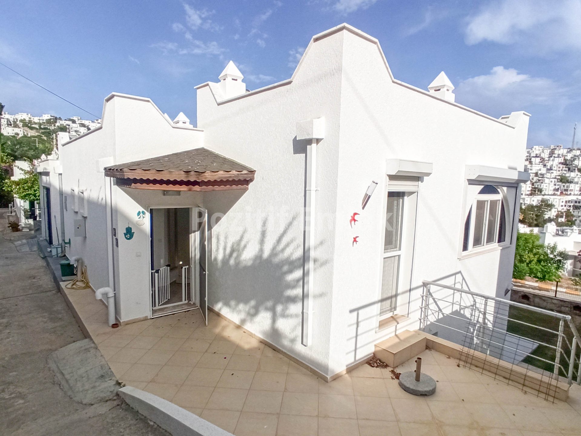 Akyarlar Nağme Sitesi'nde Geniş Bahçeli Manzaralı 3+1 Villa