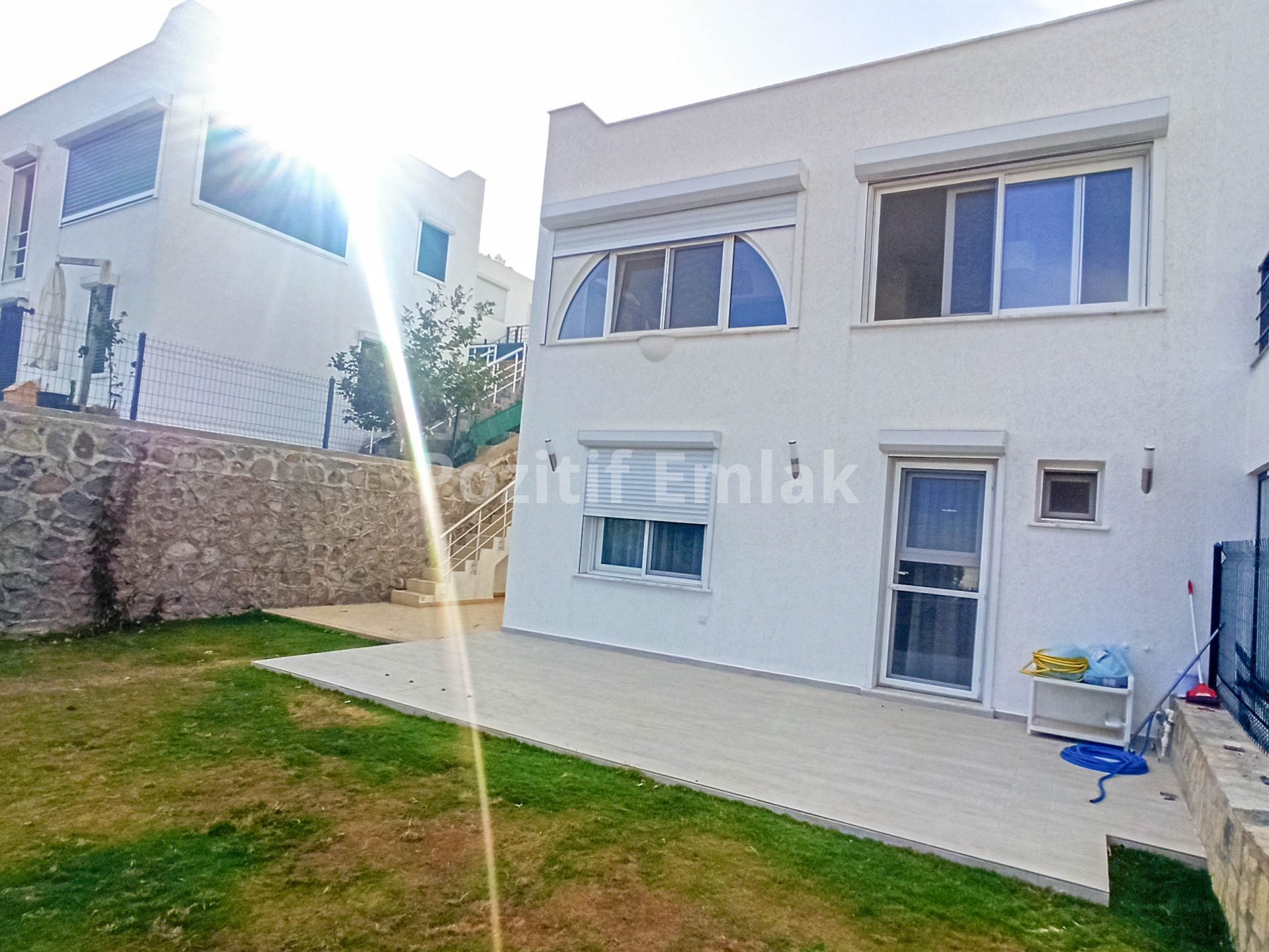 Akyarlar Nağme Sitesi'nde Geniş Bahçeli Manzaralı 3+1 Villa