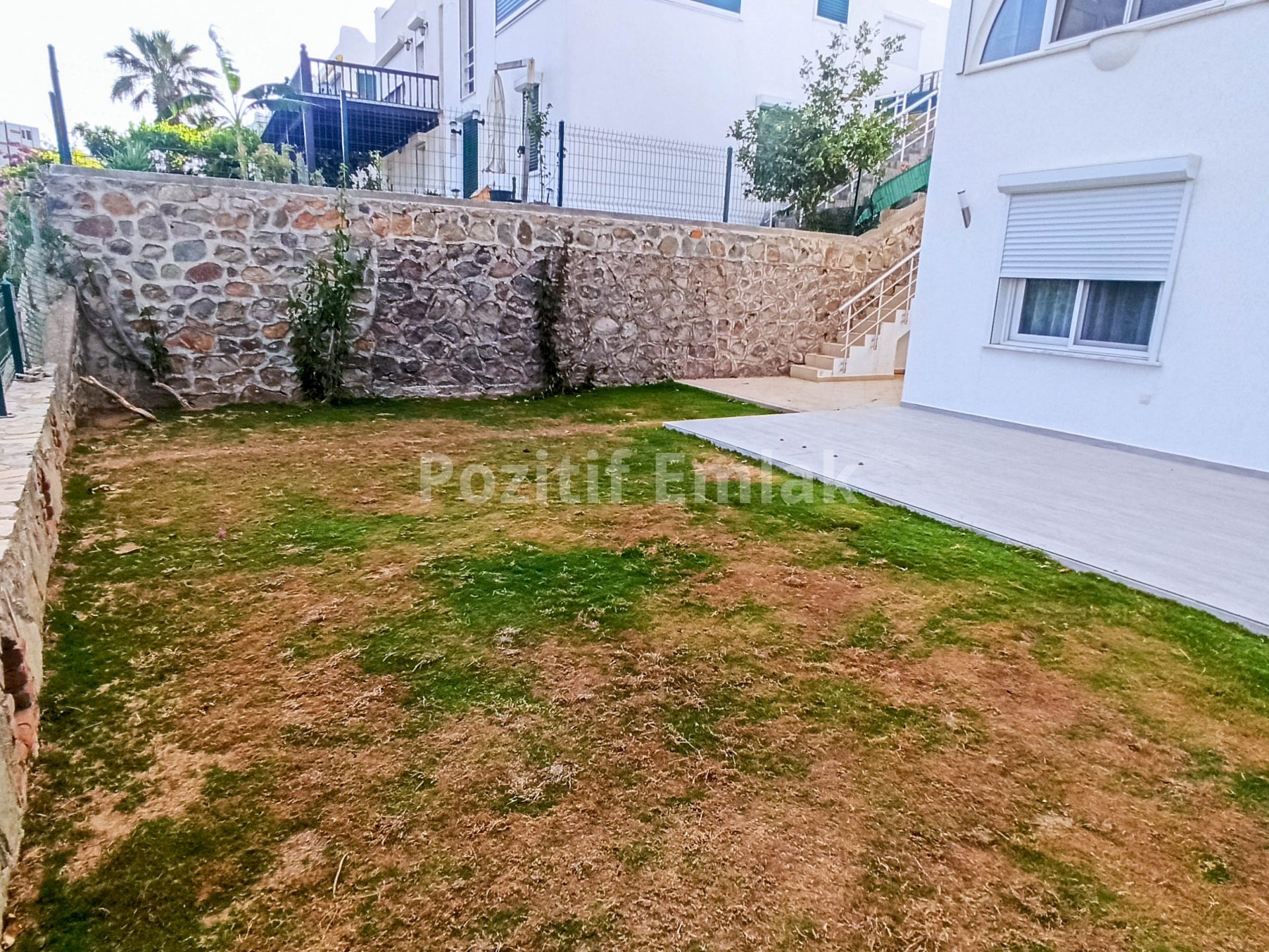 Akyarlar Nağme Sitesi'nde Geniş Bahçeli Manzaralı 3+1 Villa