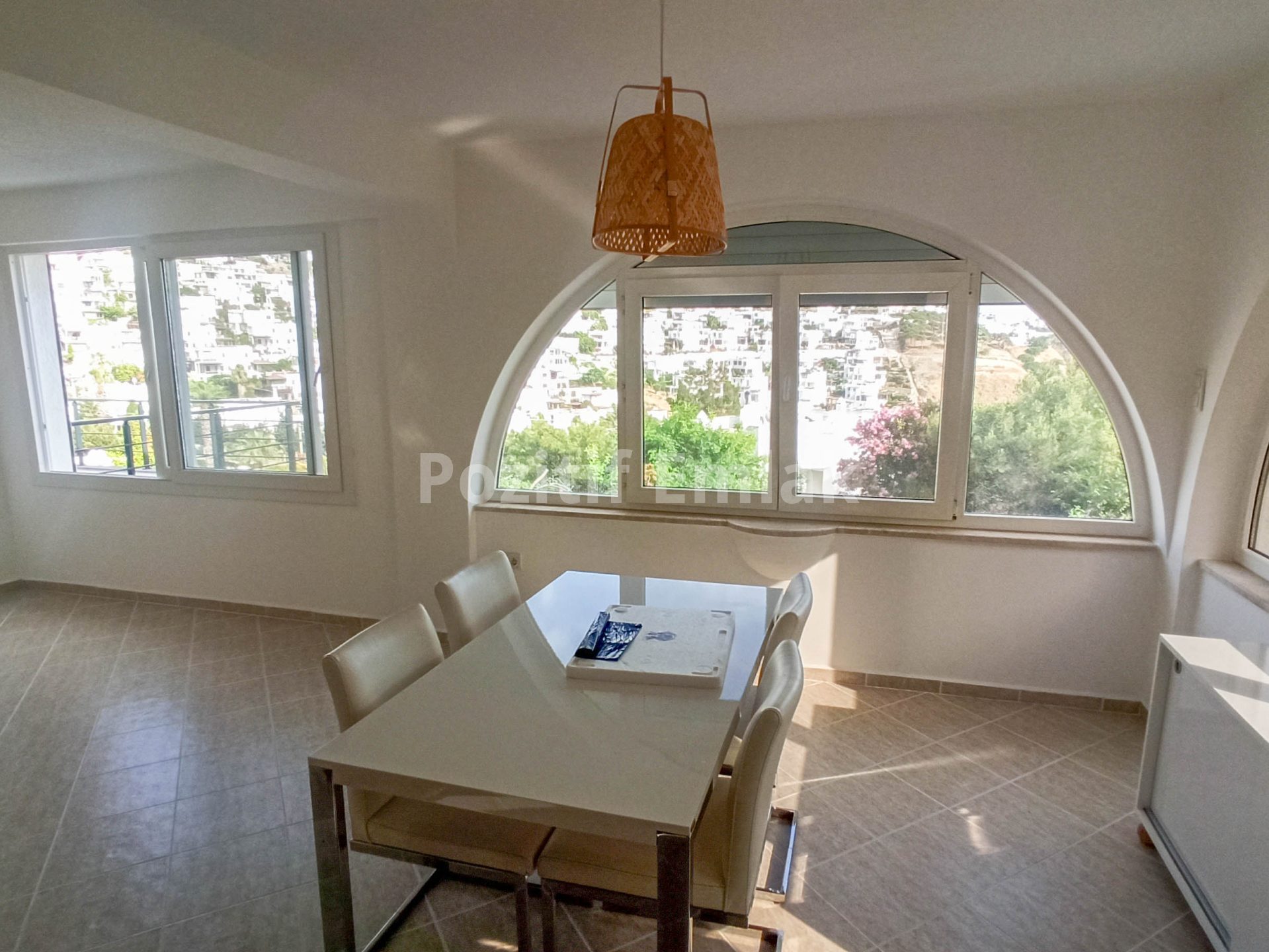 Akyarlar Nağme Sitesi'nde Geniş Bahçeli Manzaralı 3+1 Villa