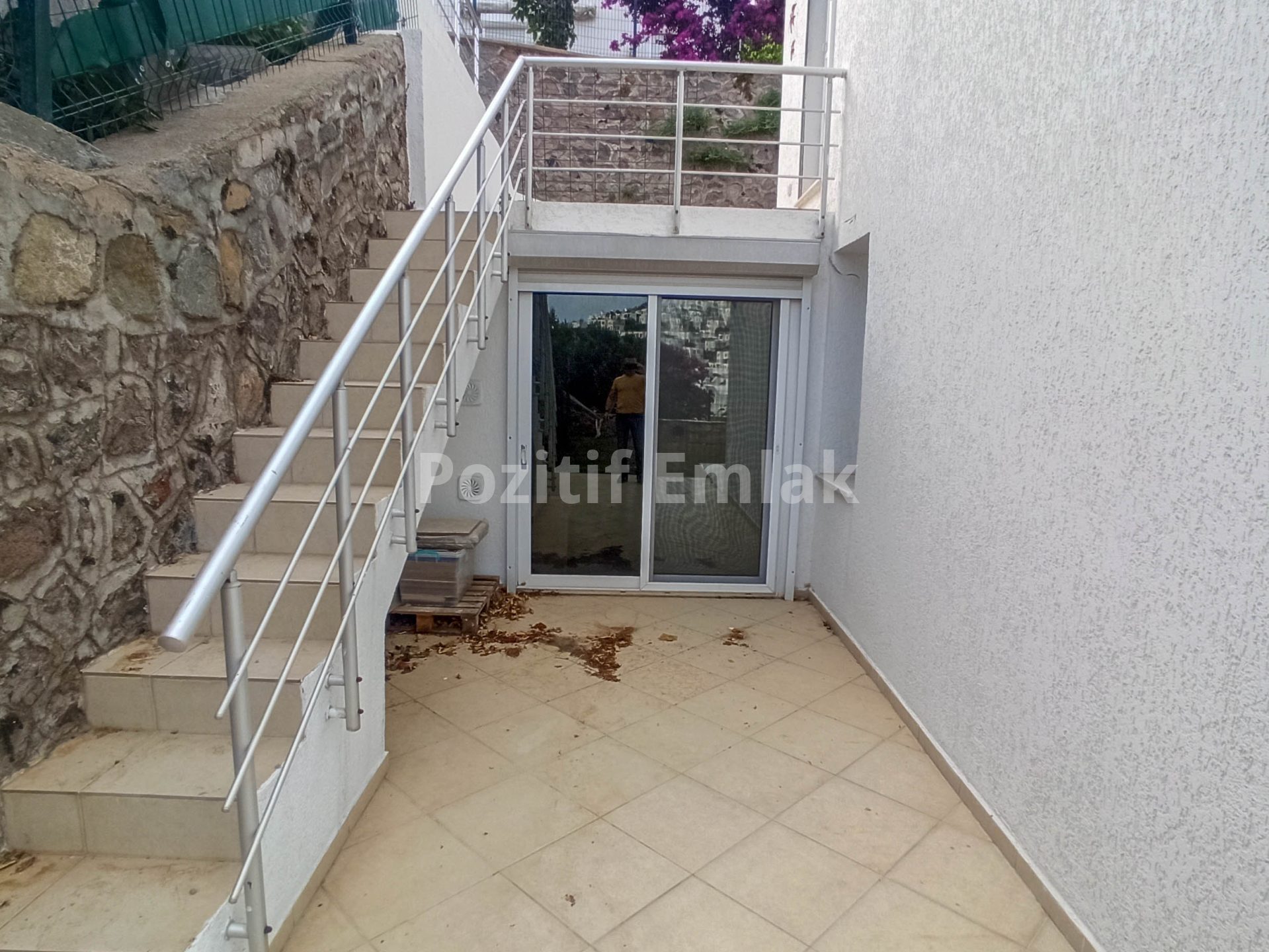 Akyarlar Nağme Sitesi'nde Geniş Bahçeli Manzaralı 3+1 Villa