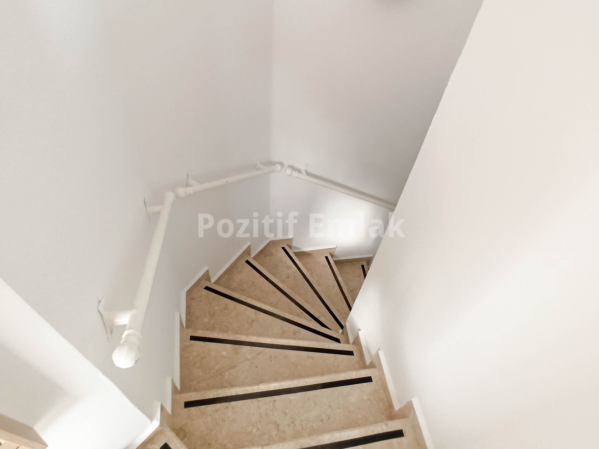 Akyarlar Nağme Sitesi'nde Geniş Bahçeli Manzaralı 3+1 Villa