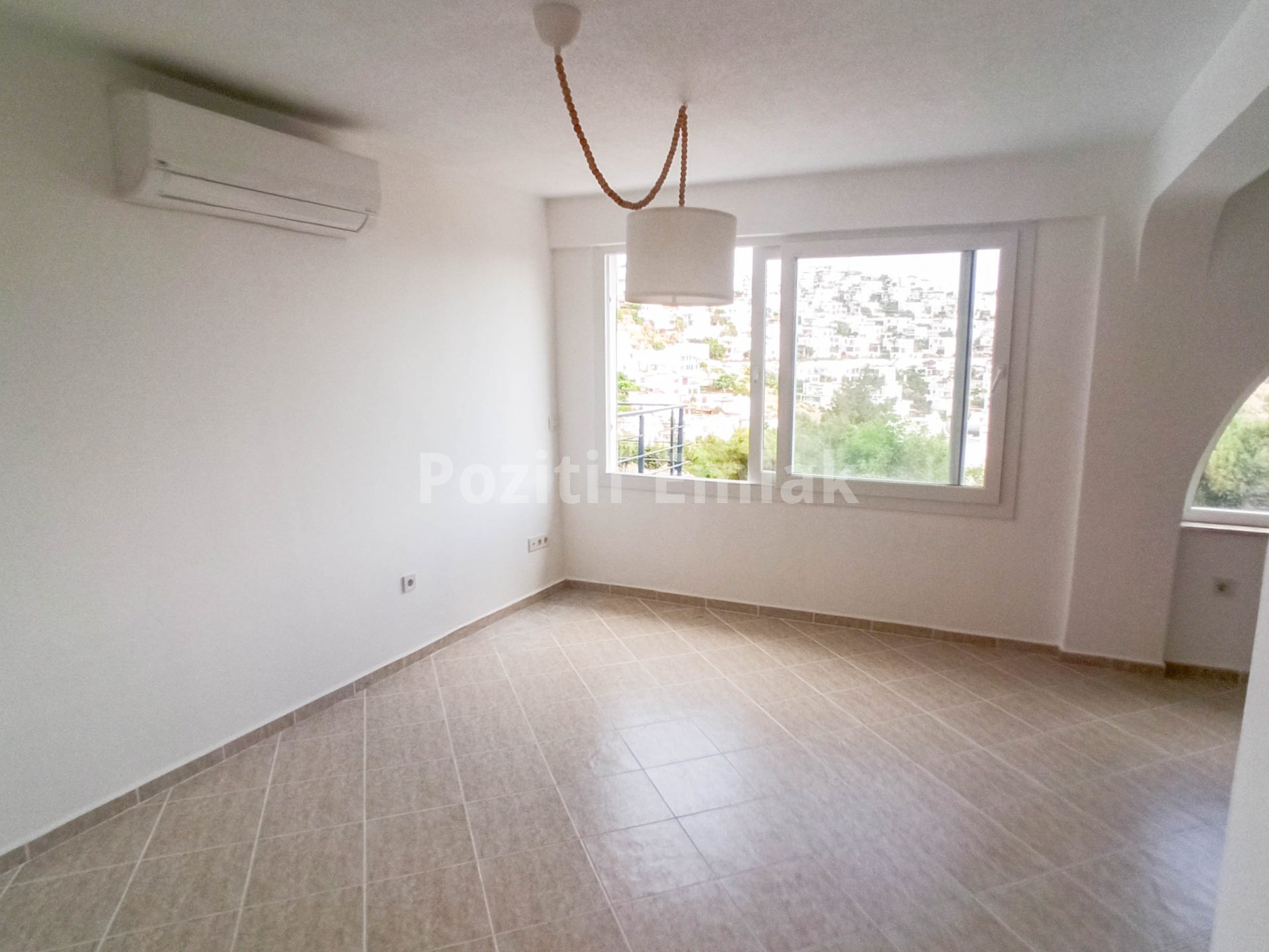 Akyarlar Nağme Sitesi'nde Geniş Bahçeli Manzaralı 3+1 Villa