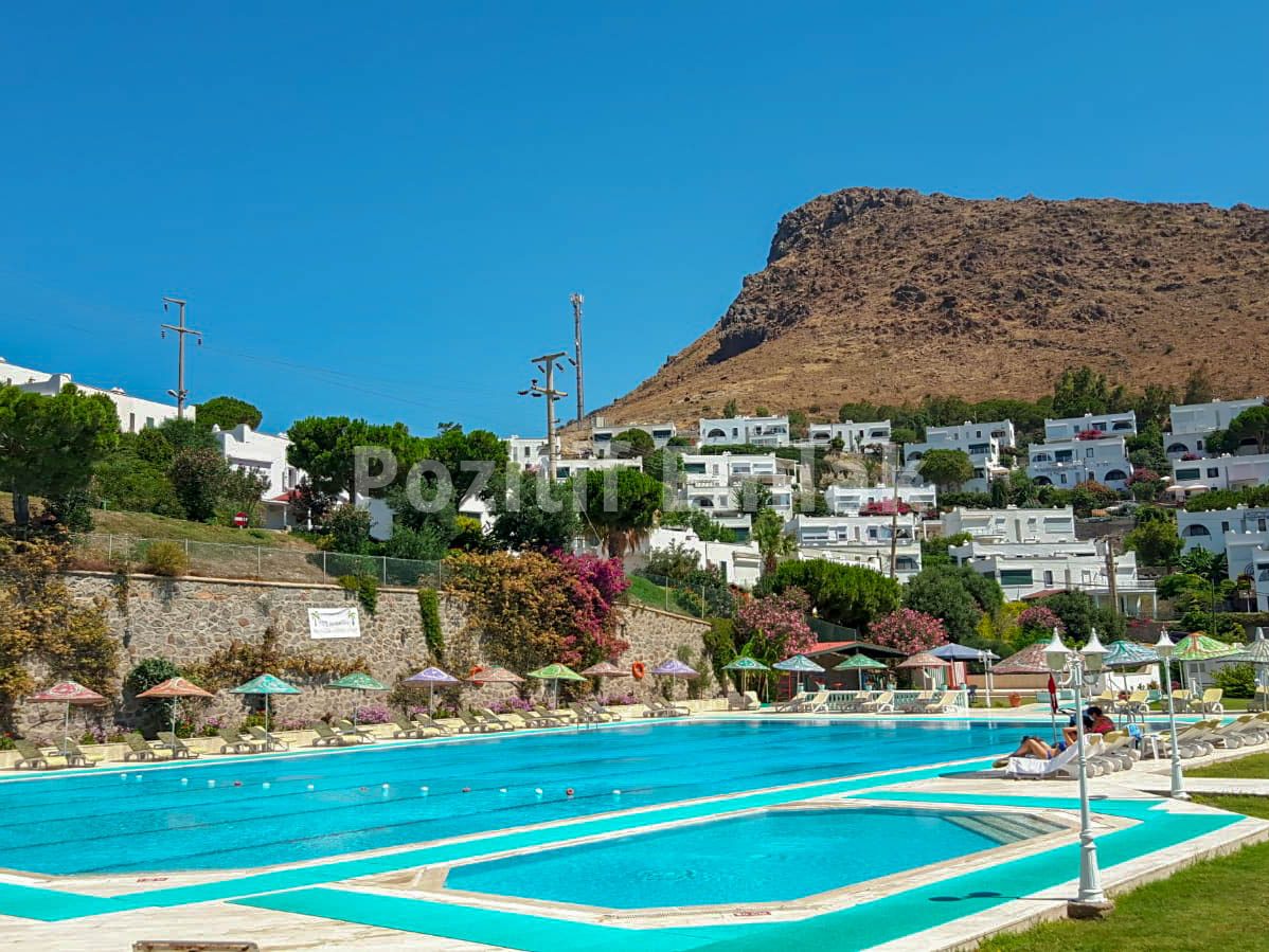 Akyarlar Nağme Sitesi'nde Geniş Bahçeli Manzaralı 3+1 Villa