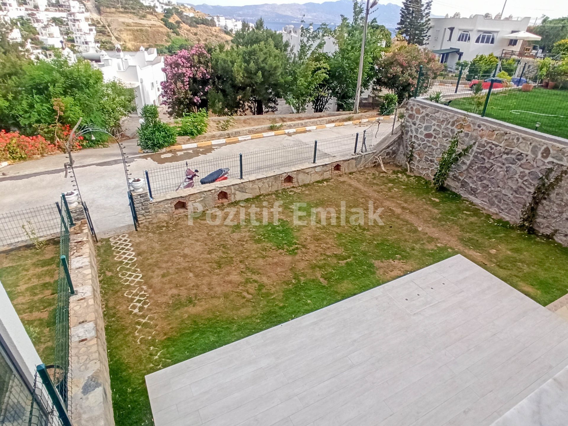 Akyarlar Nağme Sitesi'nde Geniş Bahçeli Manzaralı 3+1 Villa