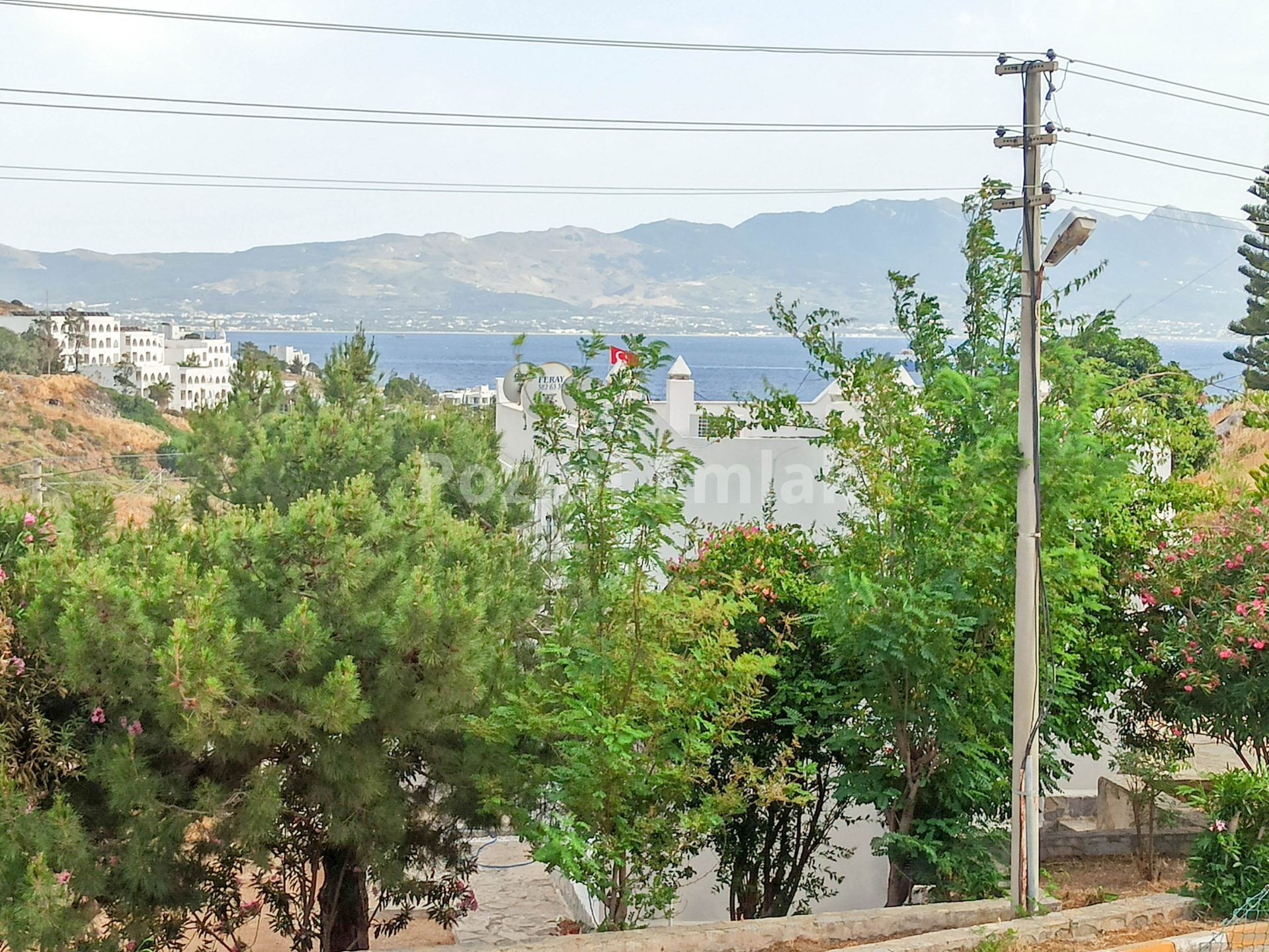 Akyarlar Nağme Sitesi'nde Geniş Bahçeli Manzaralı 3+1 Villa