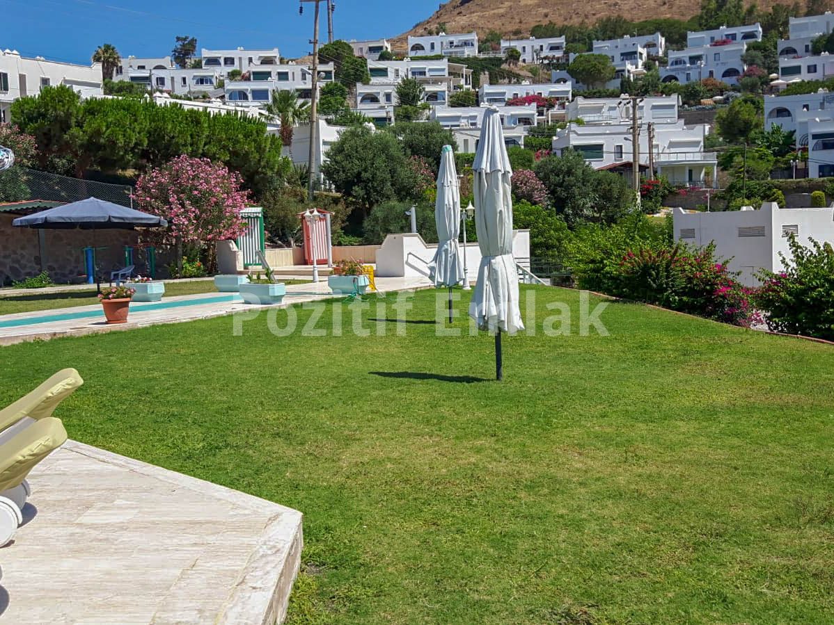 Akyarlar Nağme Sitesi'nde Geniş Bahçeli Manzaralı 3+1 Villa