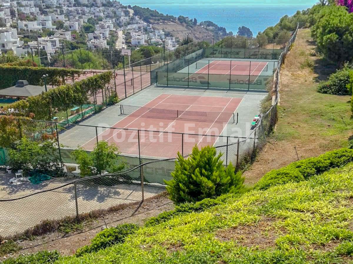 Akyarlar Nağme Sitesi'nde Geniş Bahçeli Manzaralı 3+1 Villa