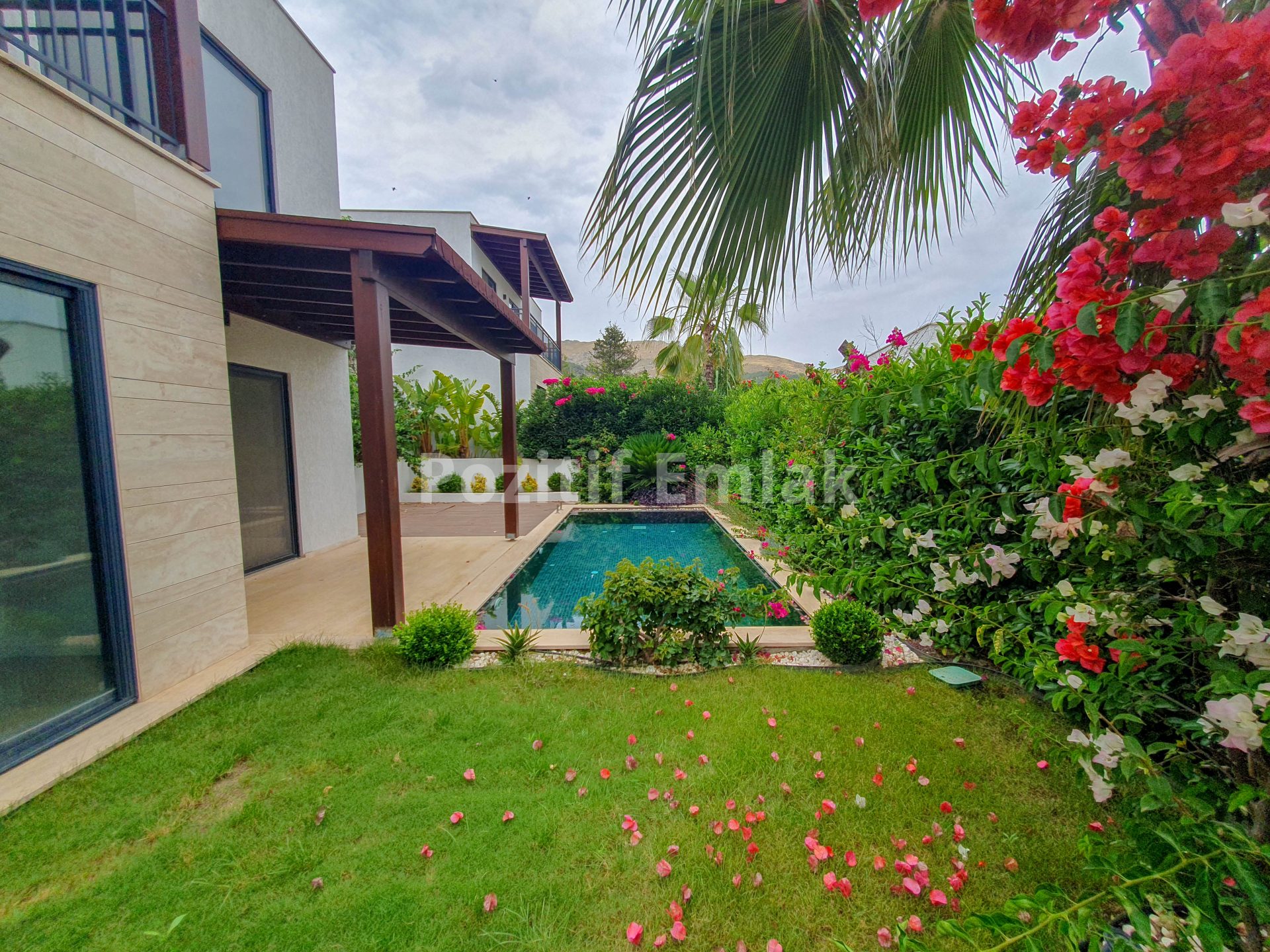 Bodrum Gümüşlük Merkezde Sıfır Dubleks Havuzlu Villalar