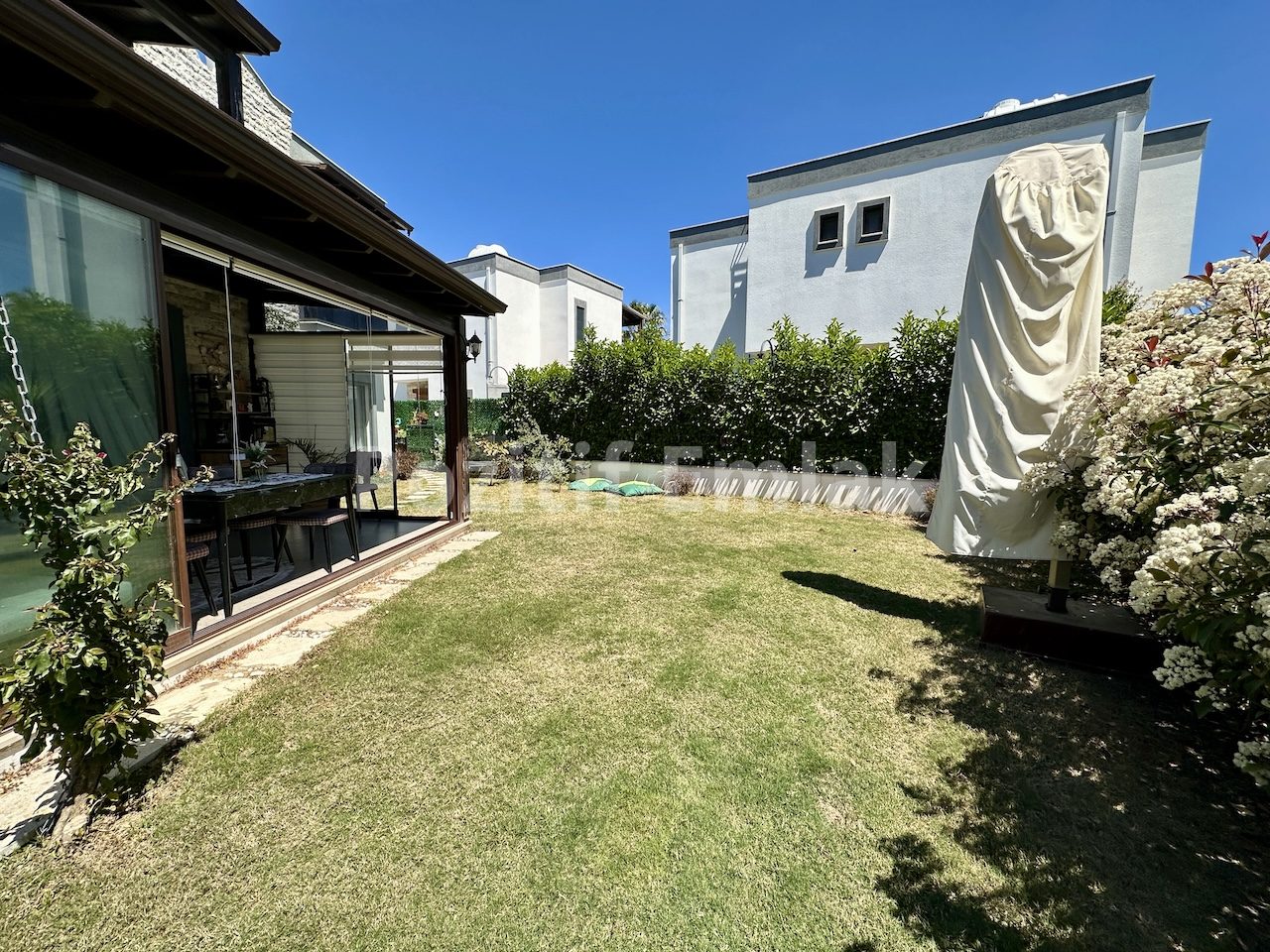 Bodrum Turgutreis'te Geniş Bahçeli Otoparklı Çok Şık Villa