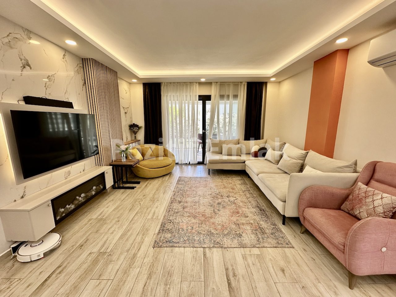 Bodrum Turgutreis'te Geniş Bahçeli Otoparklı Çok Şık Villa