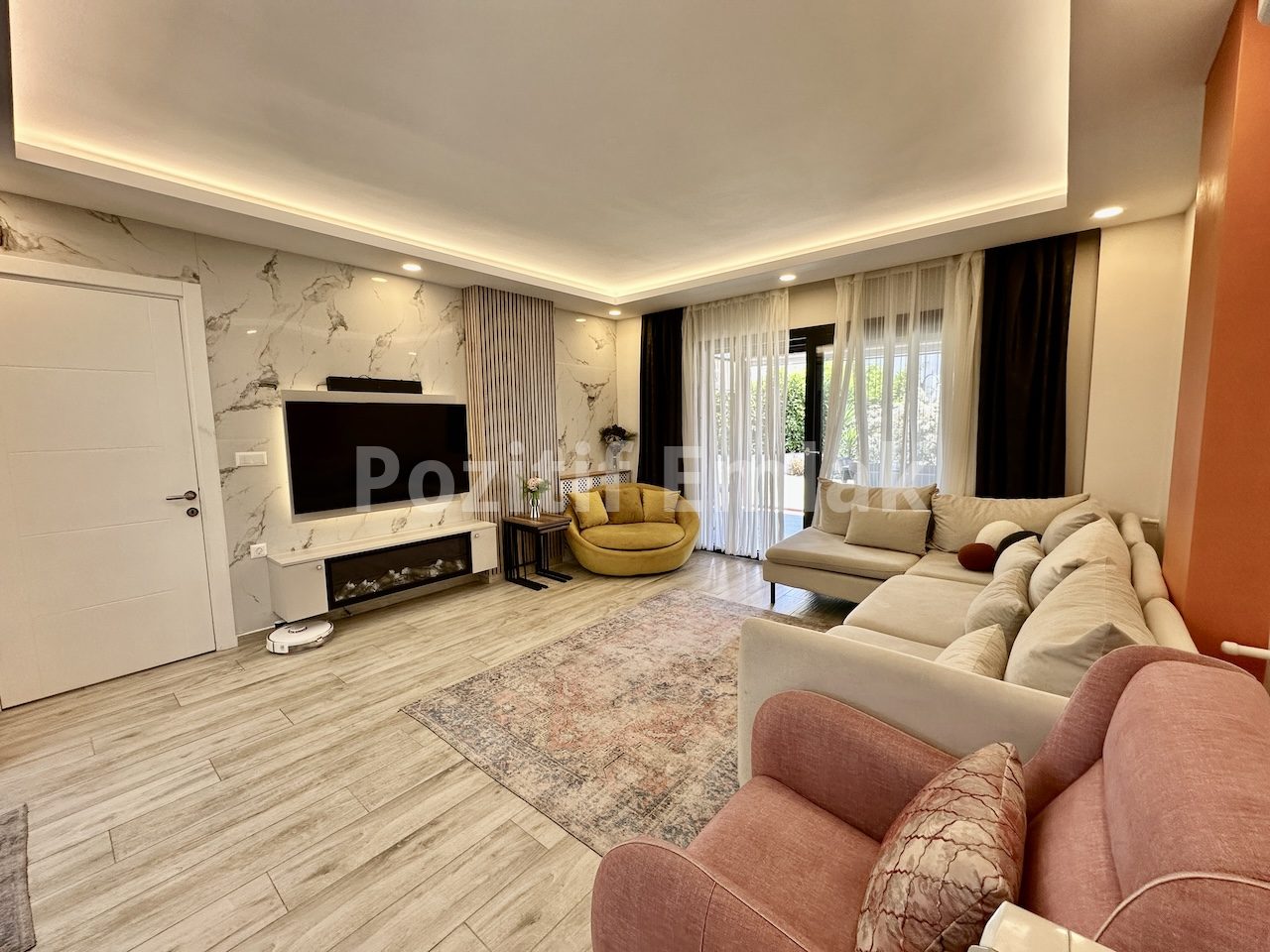 Bodrum Turgutreis'te Geniş Bahçeli Otoparklı Çok Şık Villa