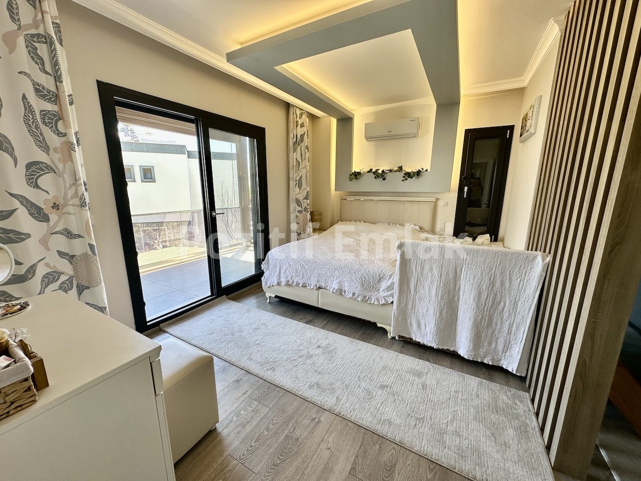 Bodrum Turgutreis'te Geniş Bahçeli Otoparklı Çok Şık Villa