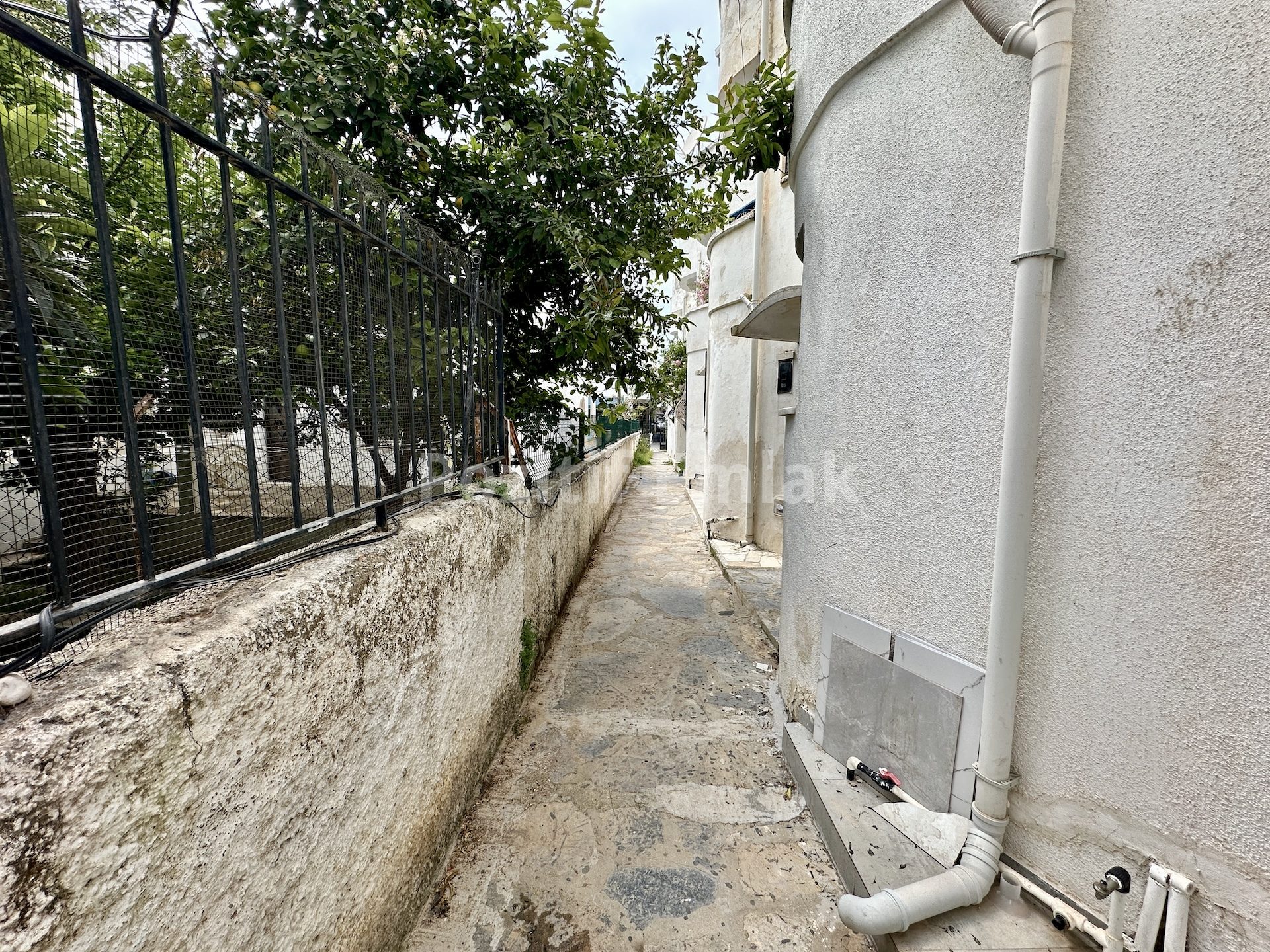 Turgutreis Merkezde Marinanın Dibinde Şirin Bahçeli Tripleks Ev