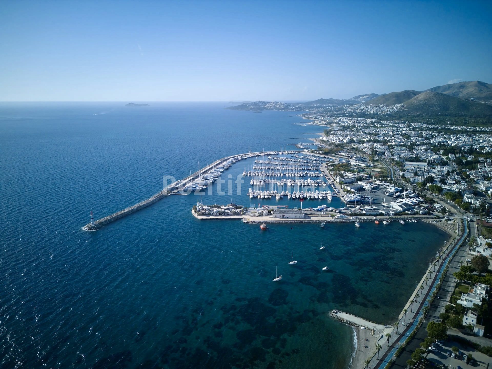 Turgutreis Merkezde Marinanın Dibinde Şirin Bahçeli Tripleks Ev