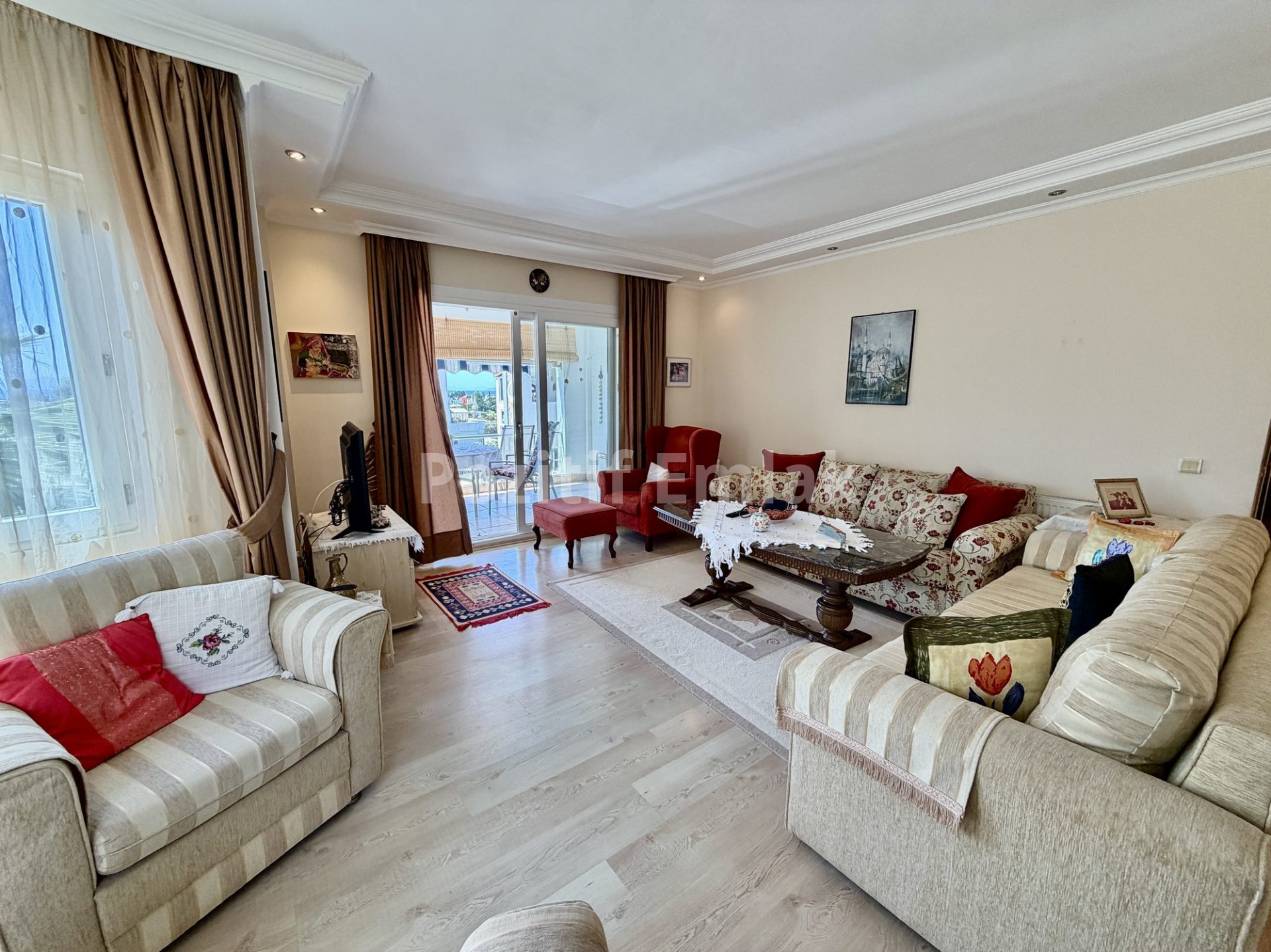 Turgutreis Merkezde Çok Geniş Ara Kat 3+1 Daire