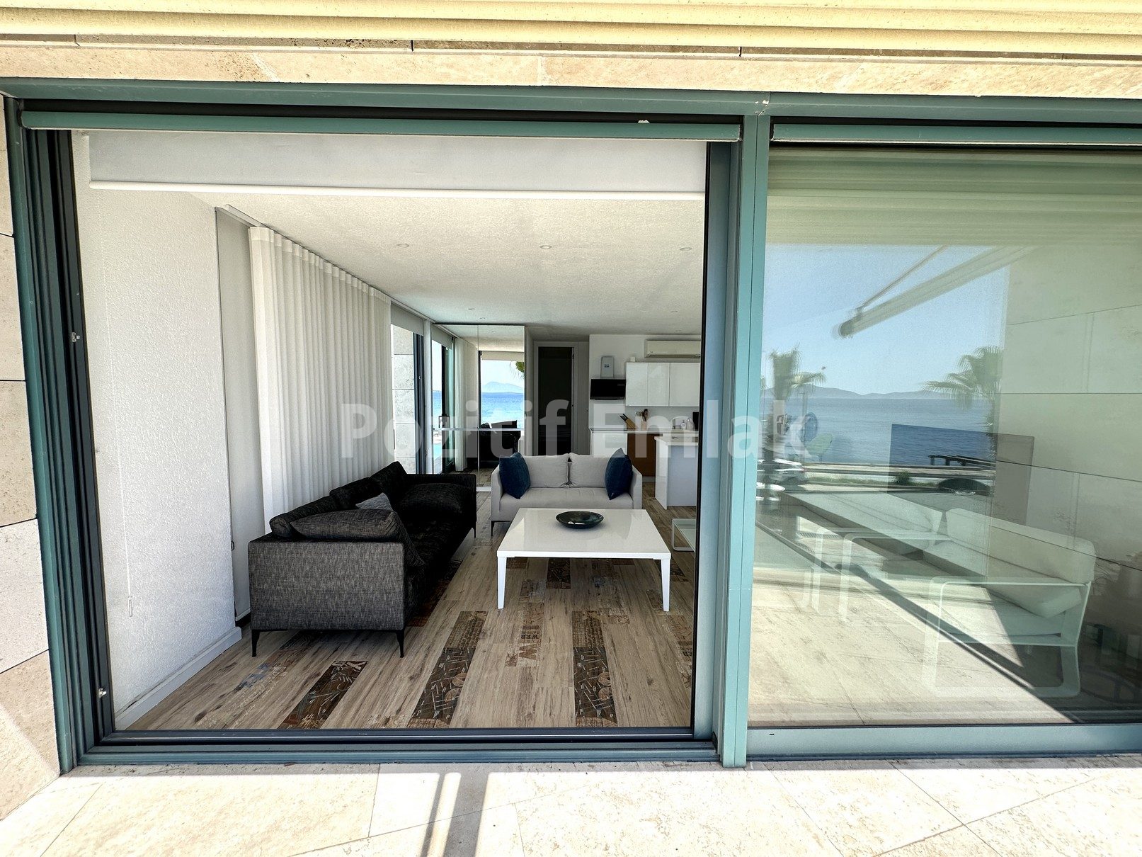 Bodrum Turgutreis'te Denize Sıfır, Ada Manzaralı Havuzlu Ev