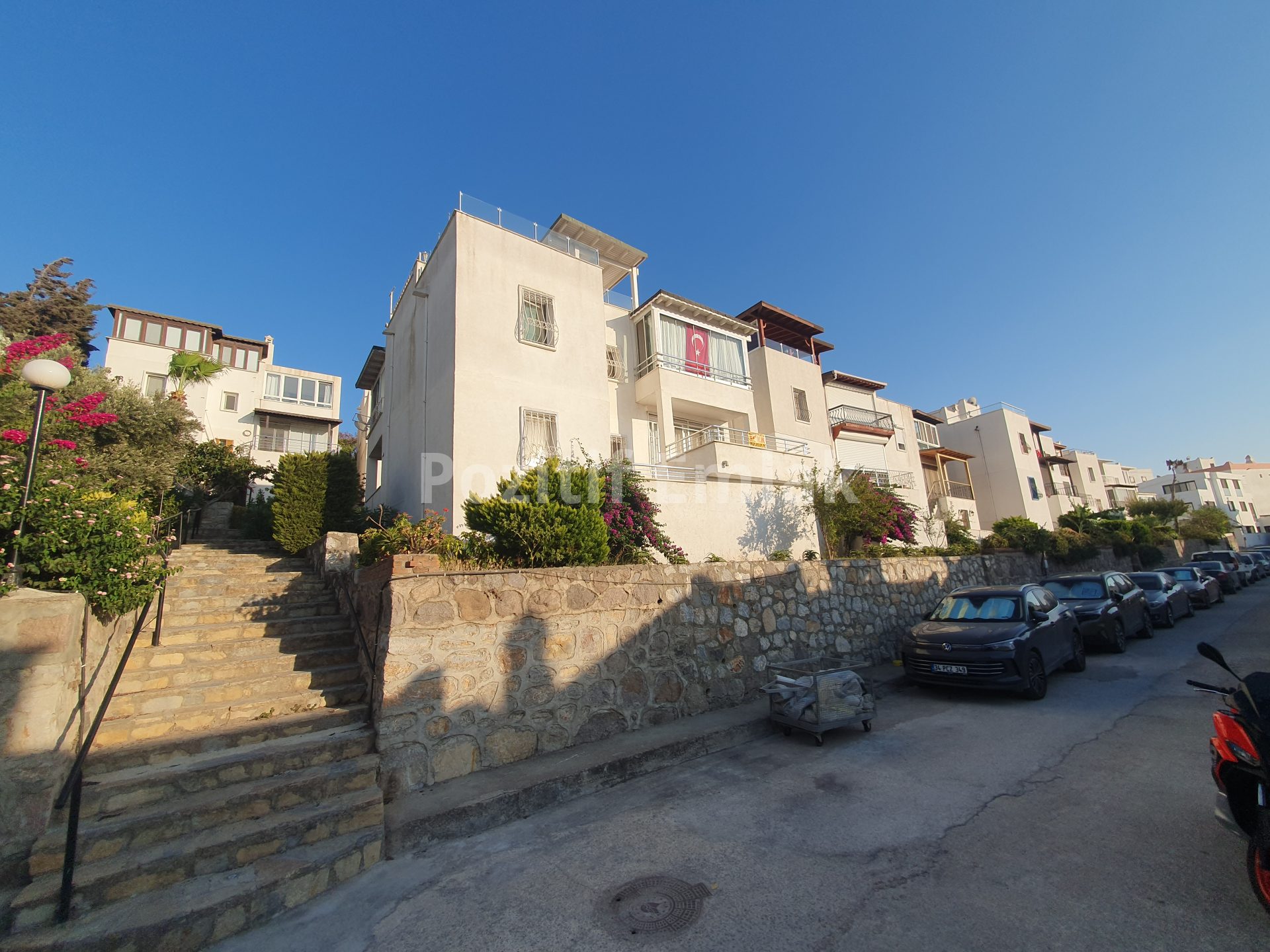 Bodrum Akyarlar'da Satılık Site içi Sahile Yakın 3+1 Bahçe Katı
