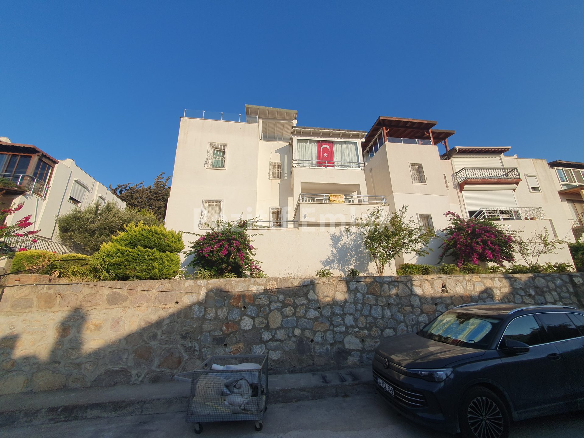 Bodrum Akyarlar'da Satılık Site içi Sahile Yakın 3+1 Bahçe Katı