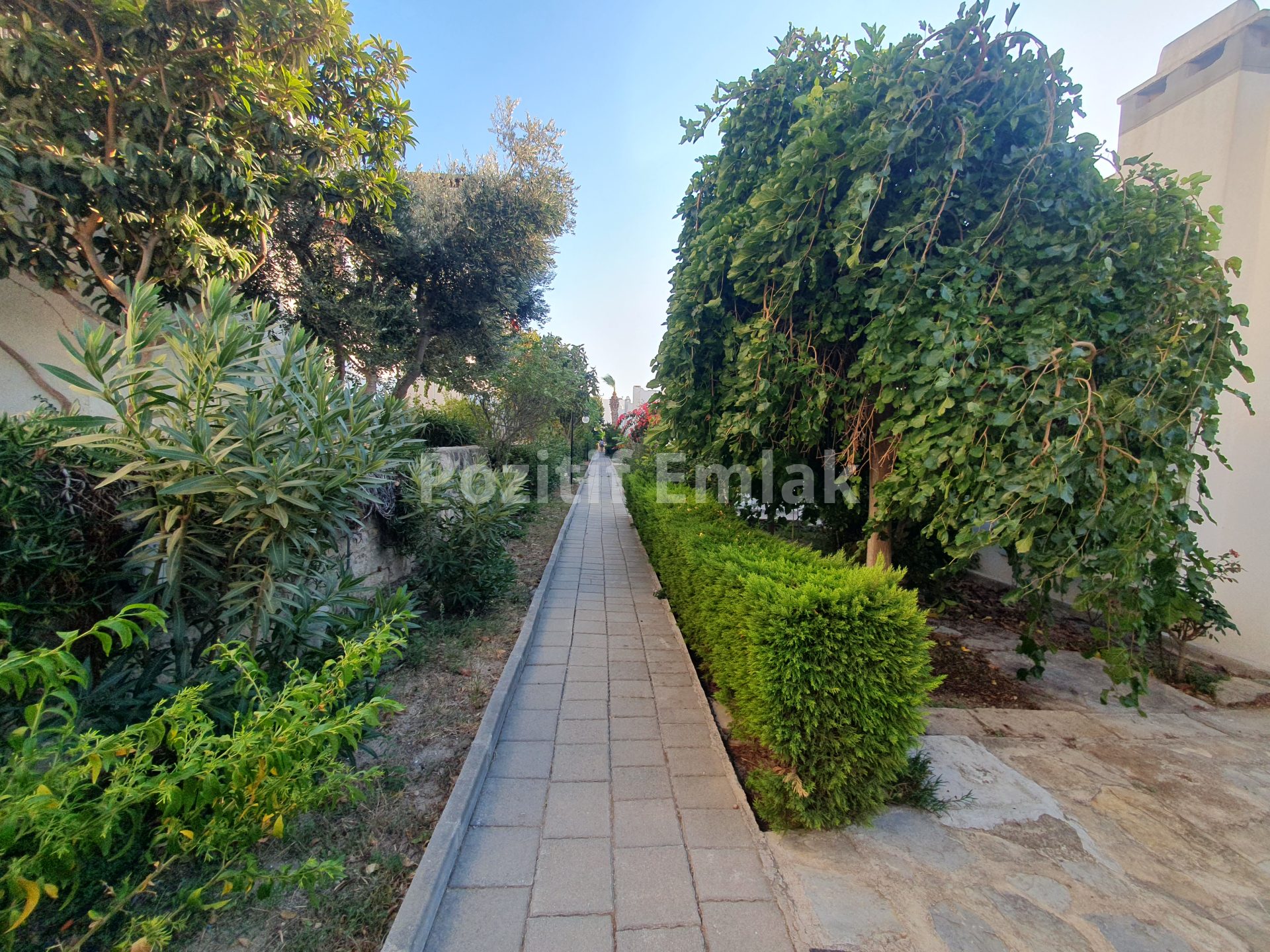 Bodrum Akyarlar'da Satılık Site içi Sahile Yakın 3+1 Bahçe Katı