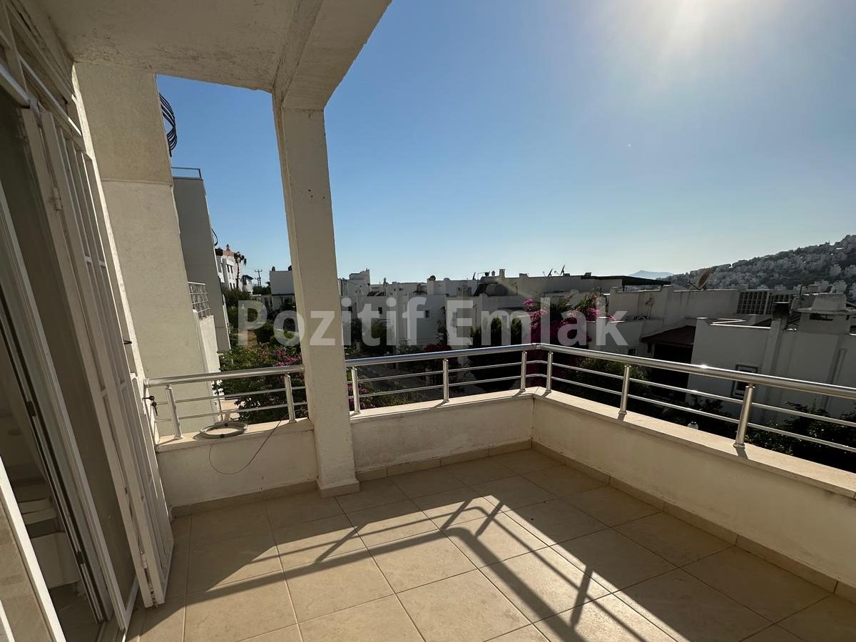 Bodrum Akyarlar'da Satılık Site içi Sahile Yakın 3+1 Bahçe Katı