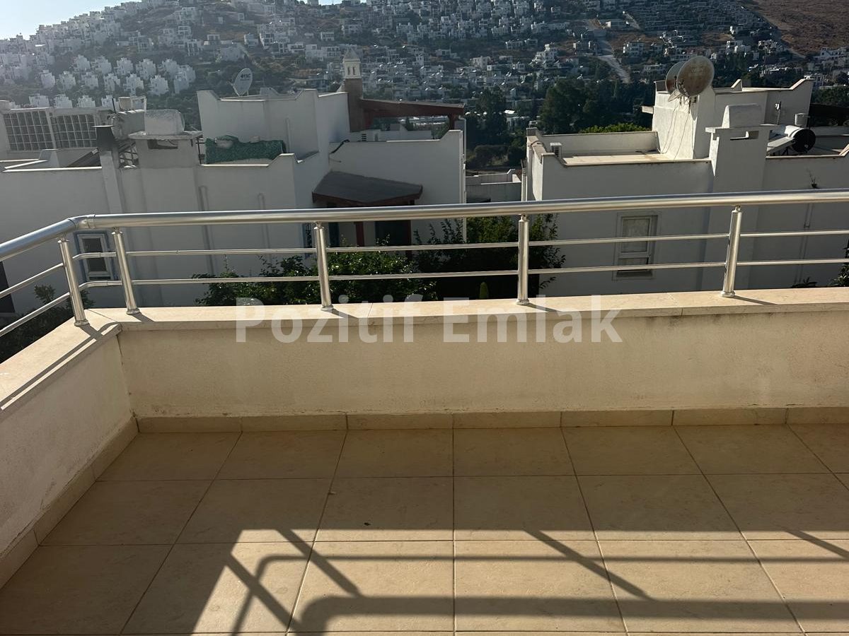 Bodrum Akyarlar'da Satılık Site içi Sahile Yakın 3+1 Bahçe Katı