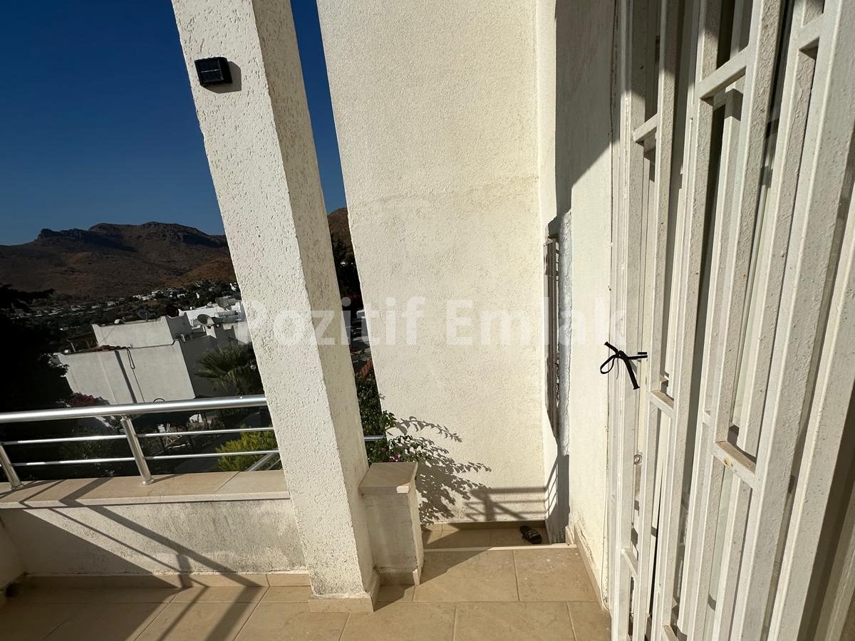 Bodrum Akyarlar'da Satılık Site içi Sahile Yakın 3+1 Bahçe Katı