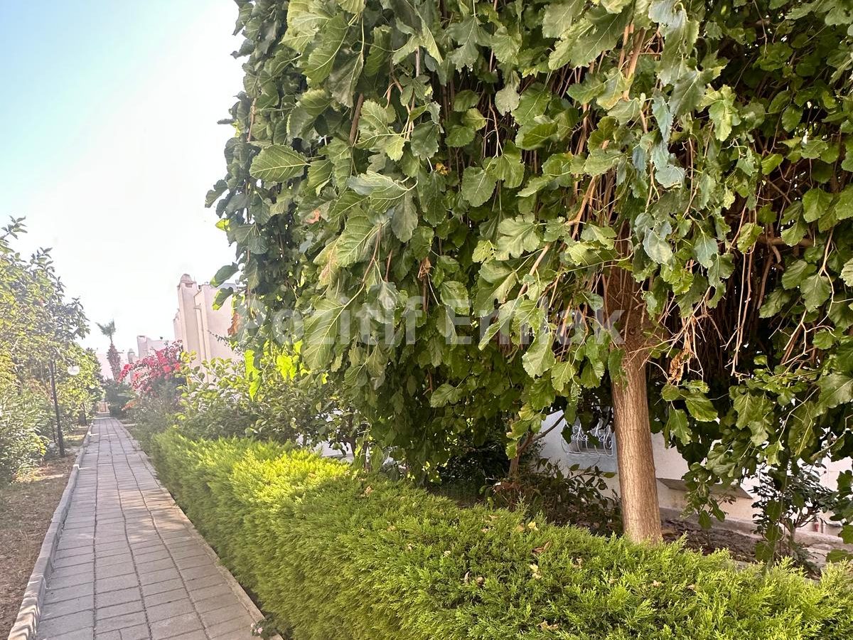 Bodrum Akyarlar'da Satılık Site içi Sahile Yakın 3+1 Bahçe Katı