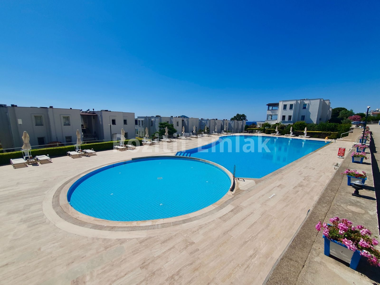 Turgutreis Yalı'da Denize Sıfır Havuzlu Sitede Bahçe Katı Daire