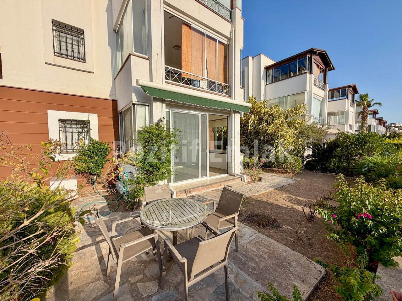 Turgutreis Yalı'da Denize Sıfır Havuzlu Sitede Bahçe Katı Daire