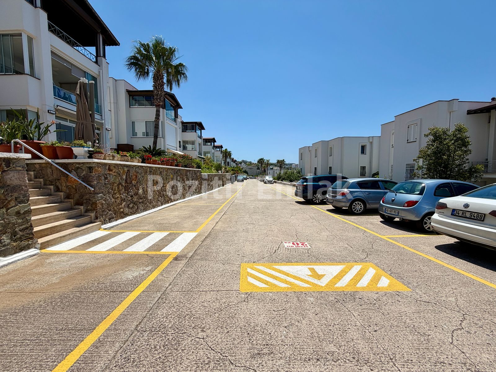 Turgutreis Yalı'da Denize Sıfır Havuzlu Sitede Bahçe Katı Daire