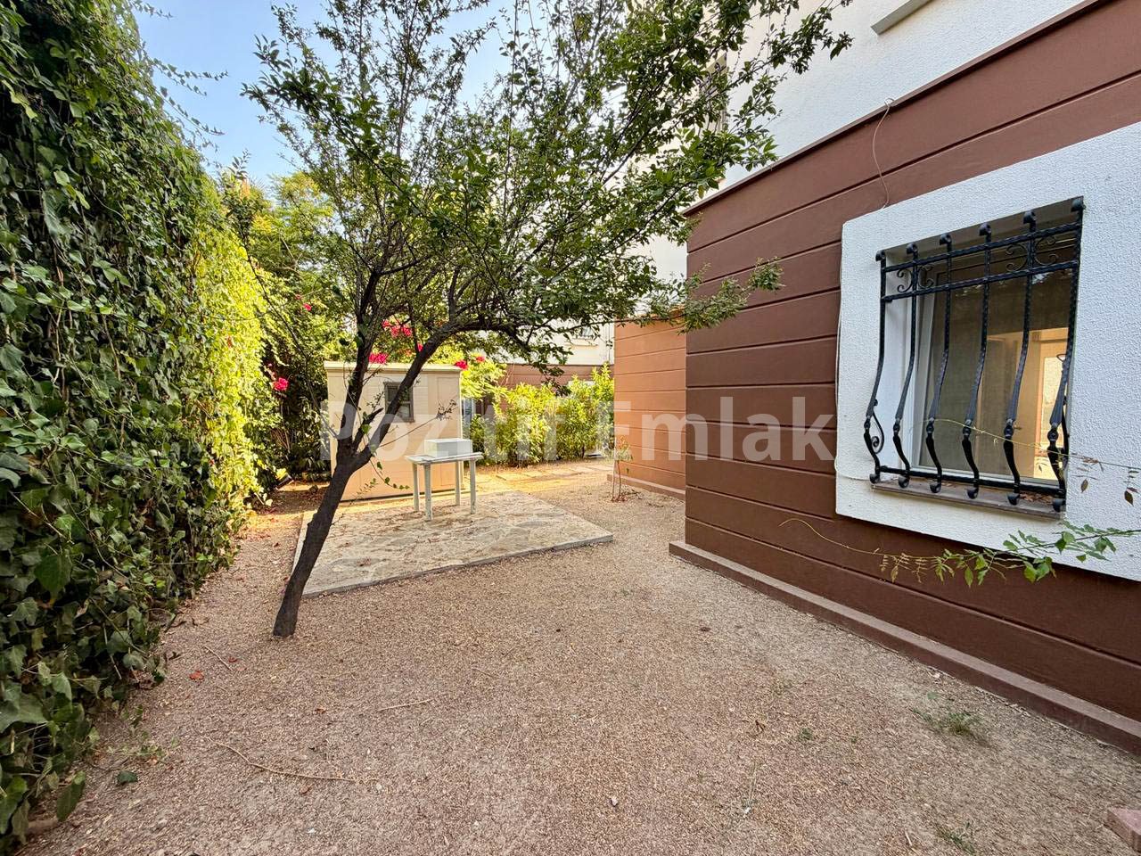 Turgutreis Yalı'da Denize Sıfır Havuzlu Sitede Bahçe Katı Daire