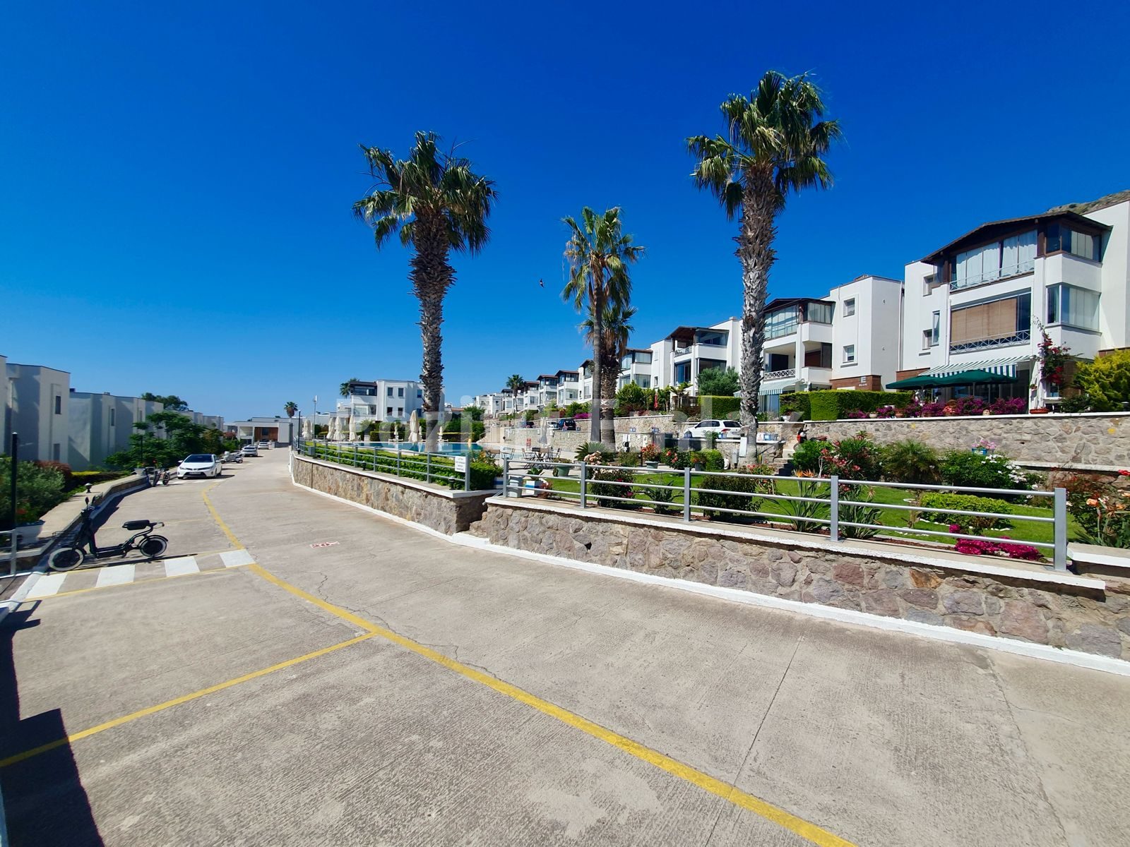 Turgutreis Yalı'da Denize Sıfır Havuzlu Sitede Bahçe Katı Daire