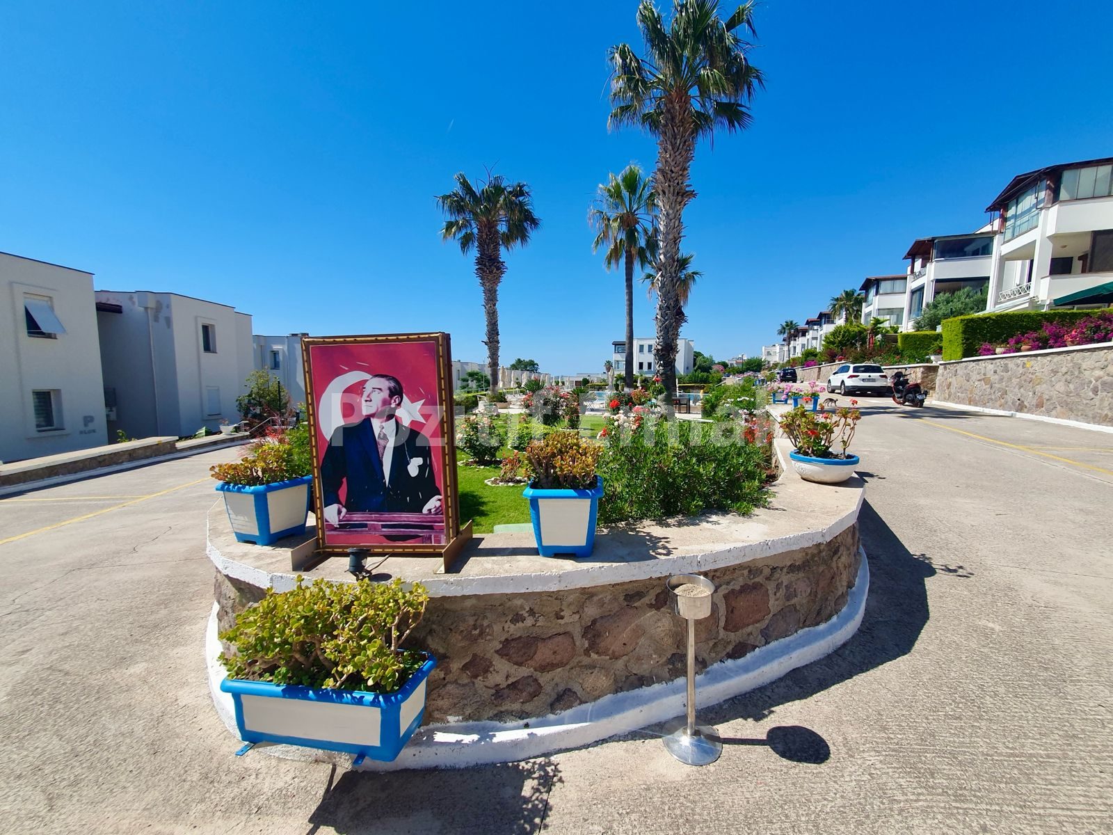 Turgutreis Yalı'da Denize Sıfır Havuzlu Sitede Bahçe Katı Daire