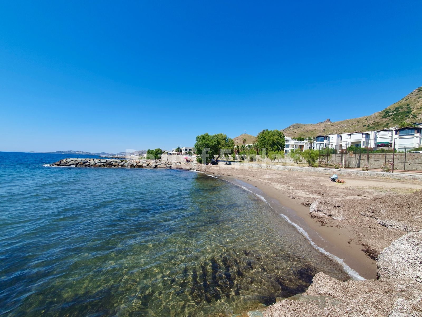 Turgutreis Yalı'da Denize Sıfır Havuzlu Sitede Bahçe Katı Daire