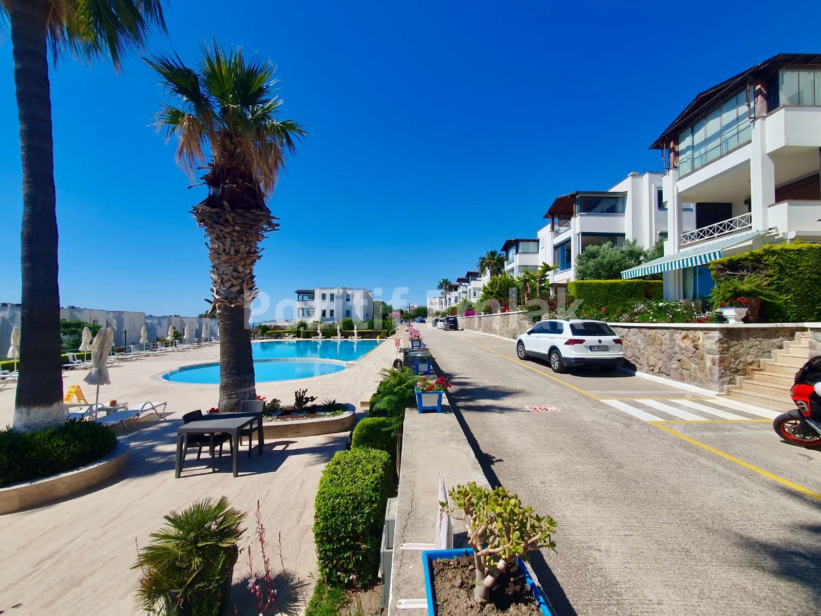 Turgutreis Yalı'da Denize Sıfır Havuzlu Sitede Bahçe Katı Daire