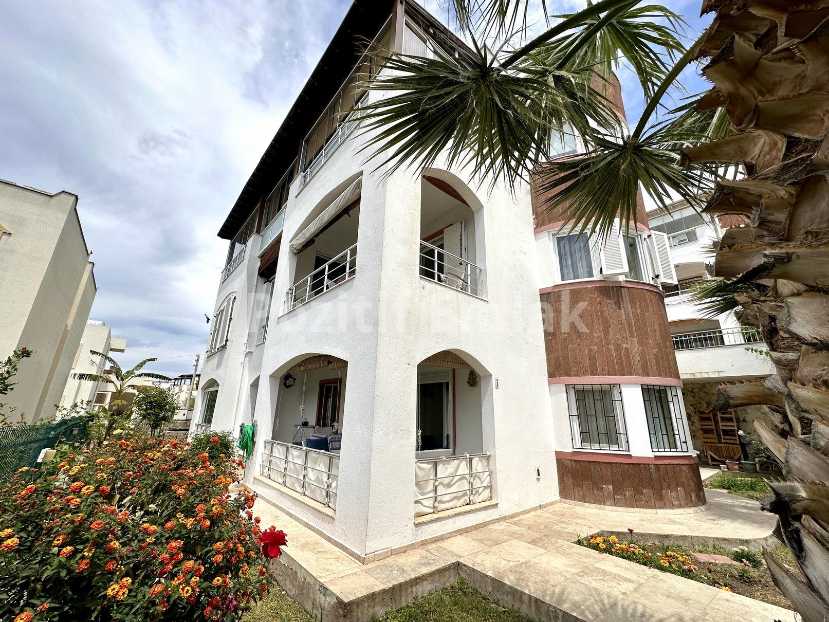 Turgutreis Merkezde Satılık 3+1 Bahçe Katı Geniş Daire