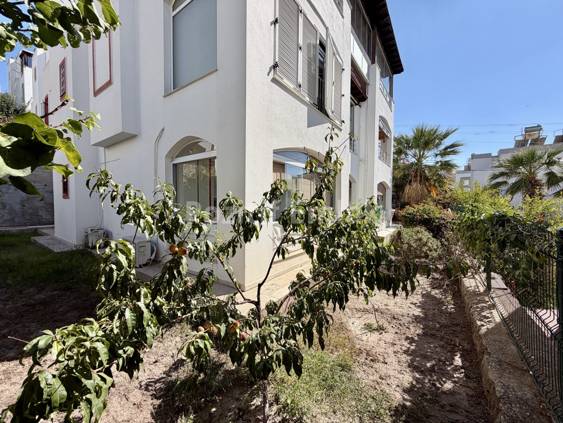 Turgutreis Merkezde Satılık 3+1 Bahçe Katı Geniş Daire