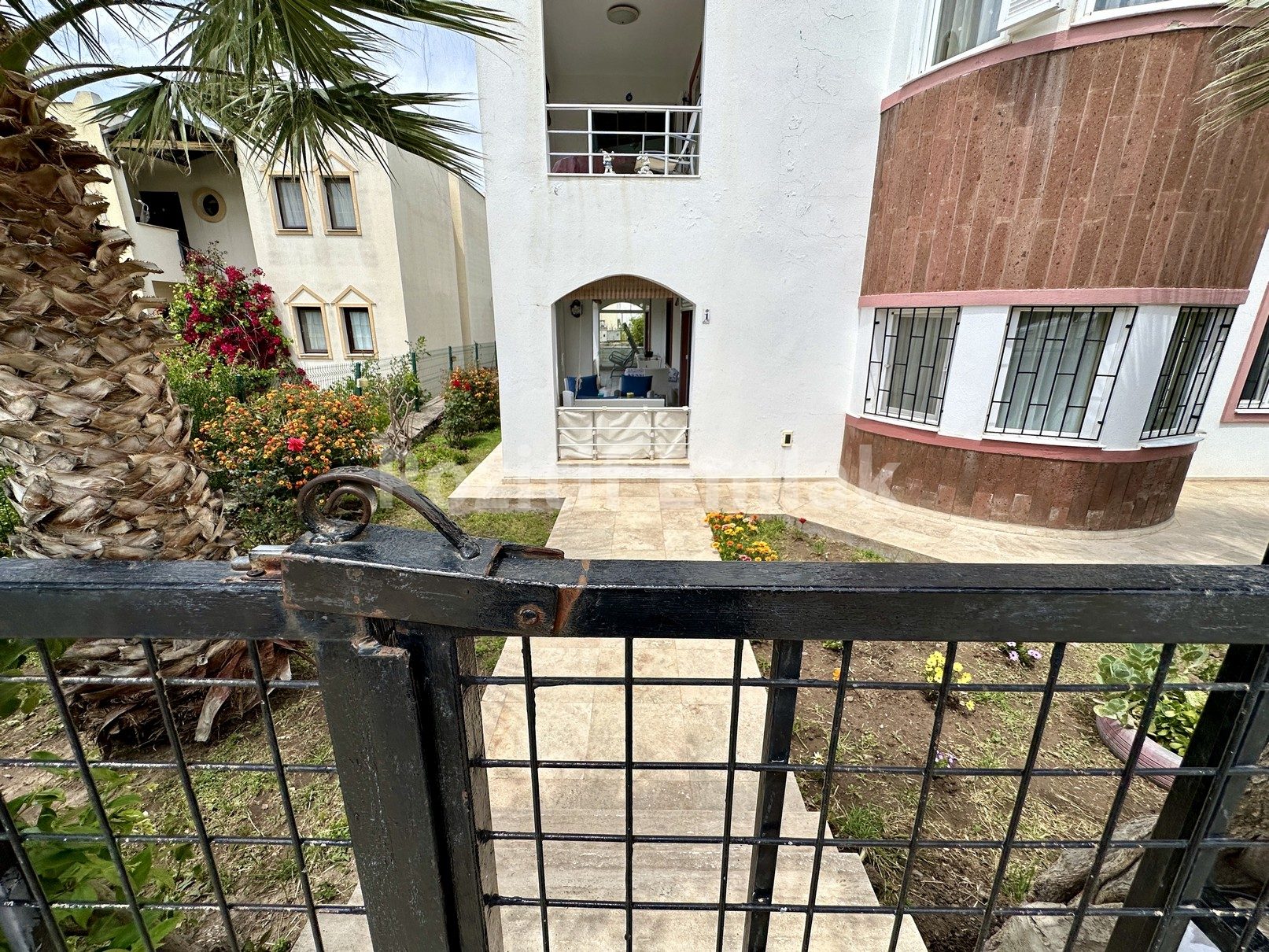 Turgutreis Merkezde Satılık 3+1 Bahçe Katı Geniş Daire