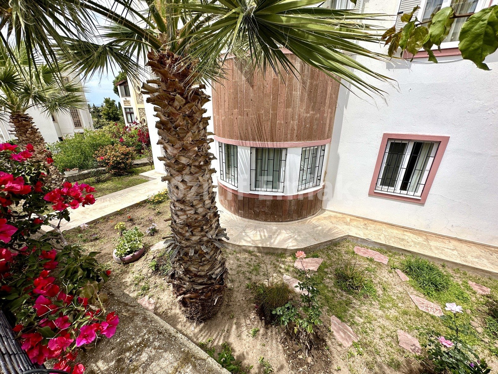 Turgutreis Merkezde Satılık 3+1 Bahçe Katı Geniş Daire