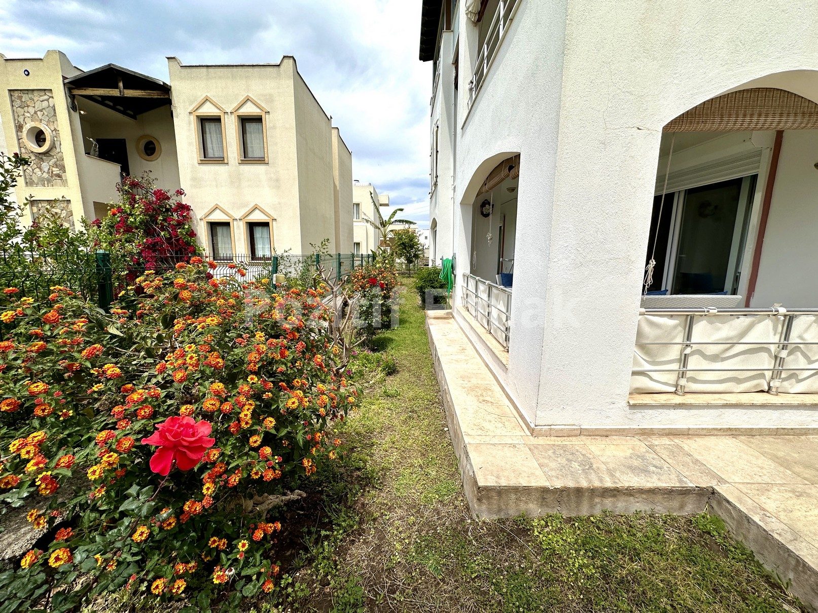 Turgutreis Merkezde Satılık 3+1 Bahçe Katı Geniş Daire