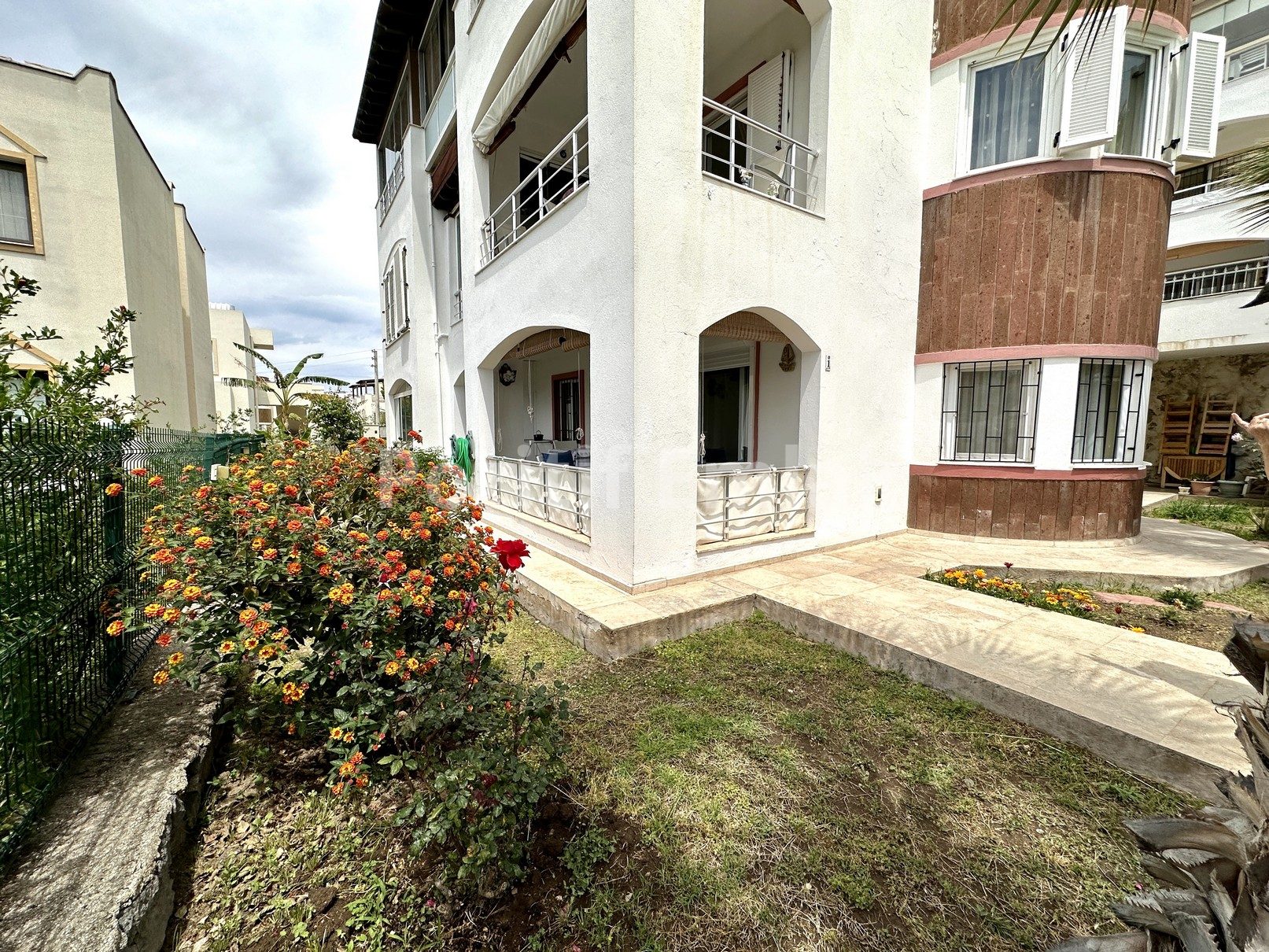 Turgutreis Merkezde Satılık 3+1 Bahçe Katı Geniş Daire