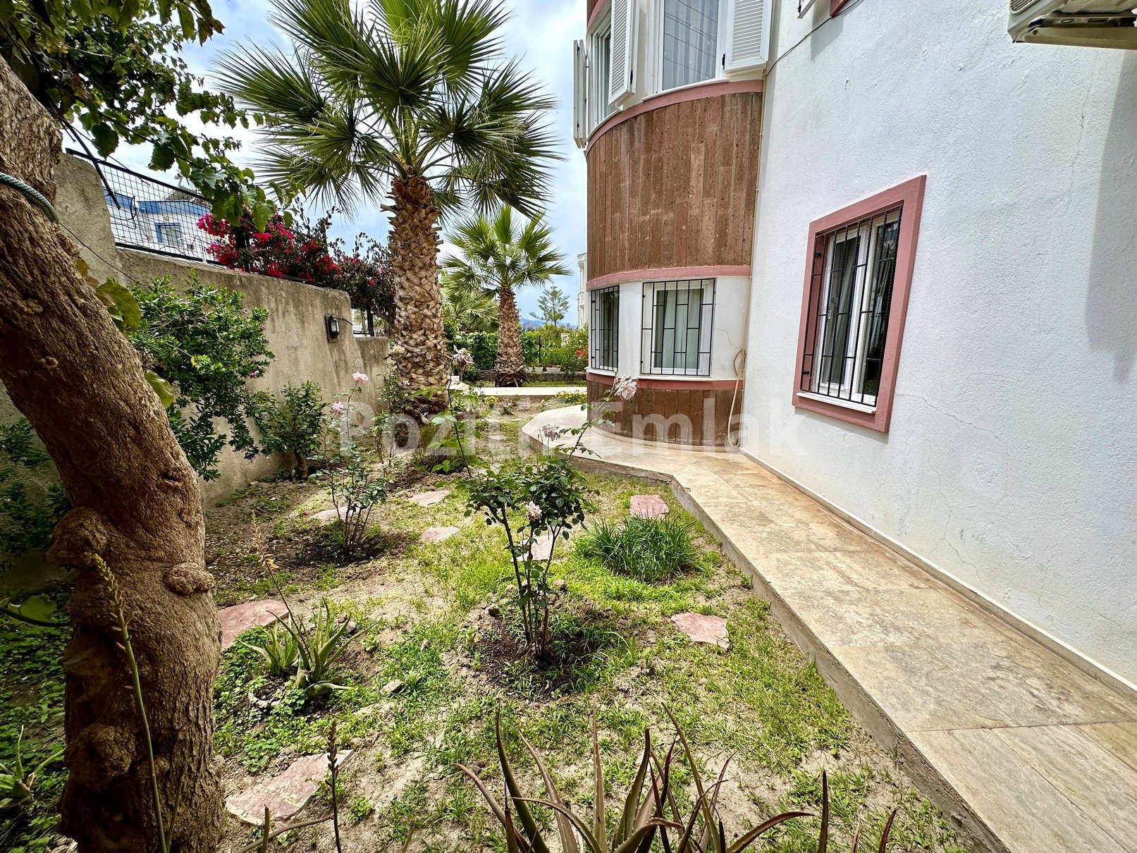 Turgutreis Merkezde Satılık 3+1 Bahçe Katı Geniş Daire