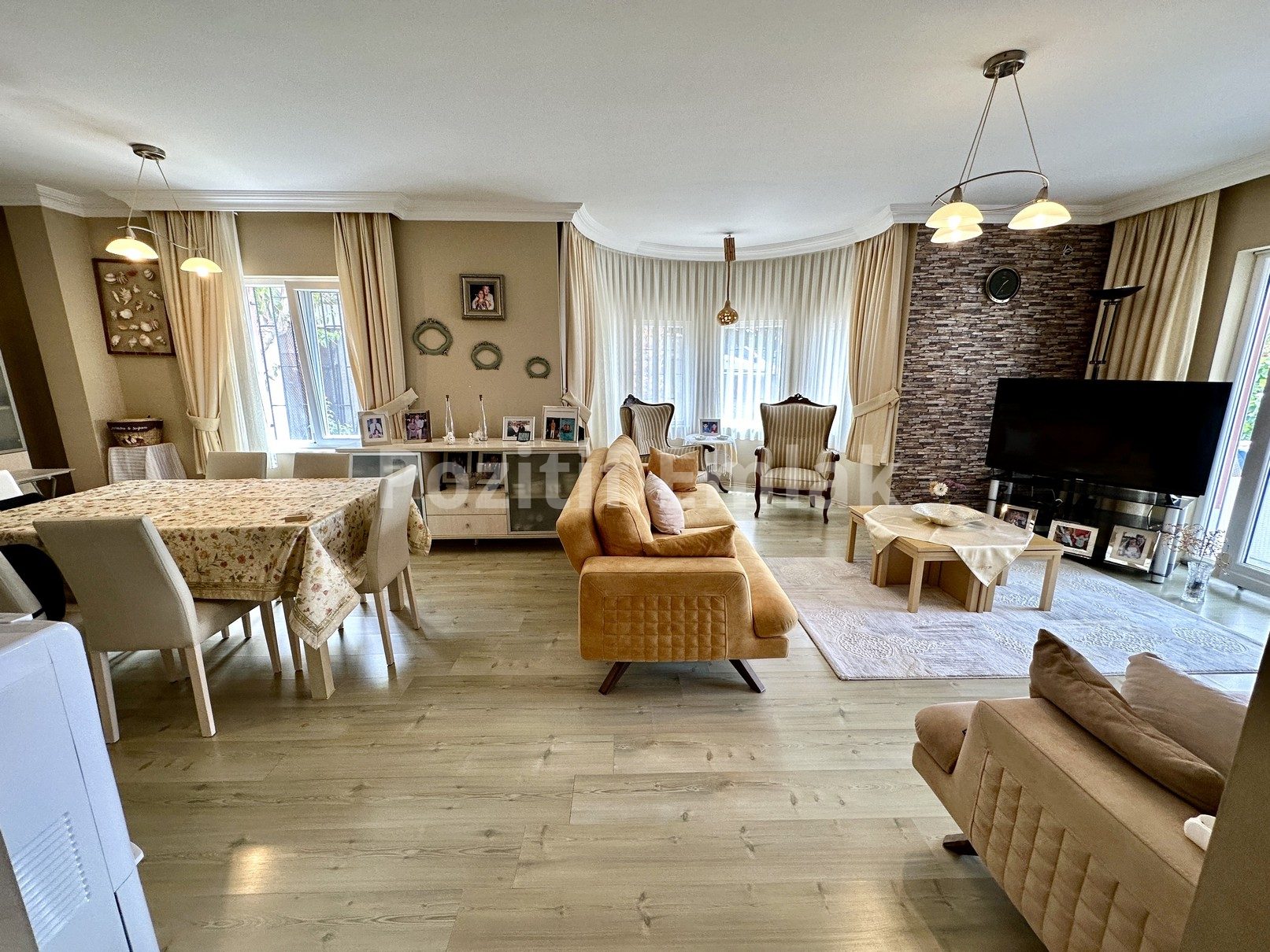 Turgutreis Merkezde Satılık 3+1 Bahçe Katı Geniş Daire