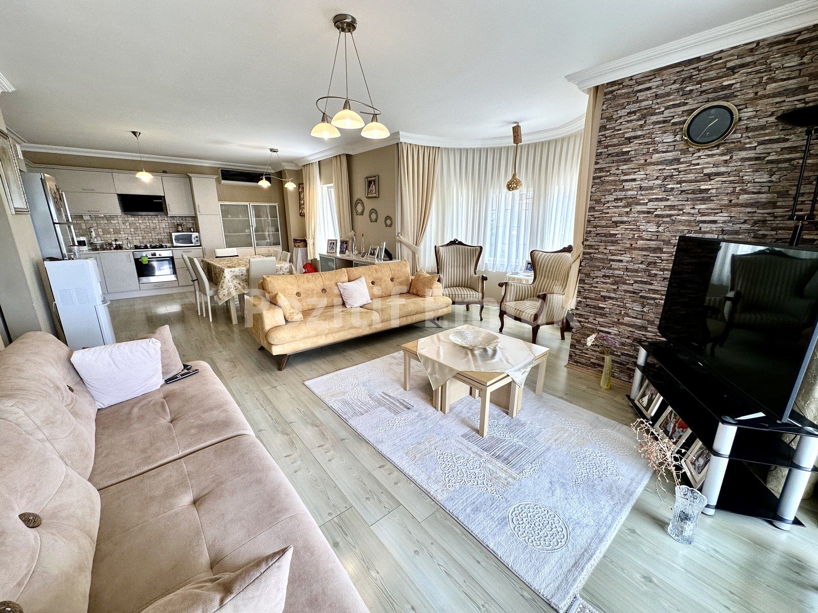 Turgutreis Merkezde Satılık 3+1 Bahçe Katı Geniş Daire
