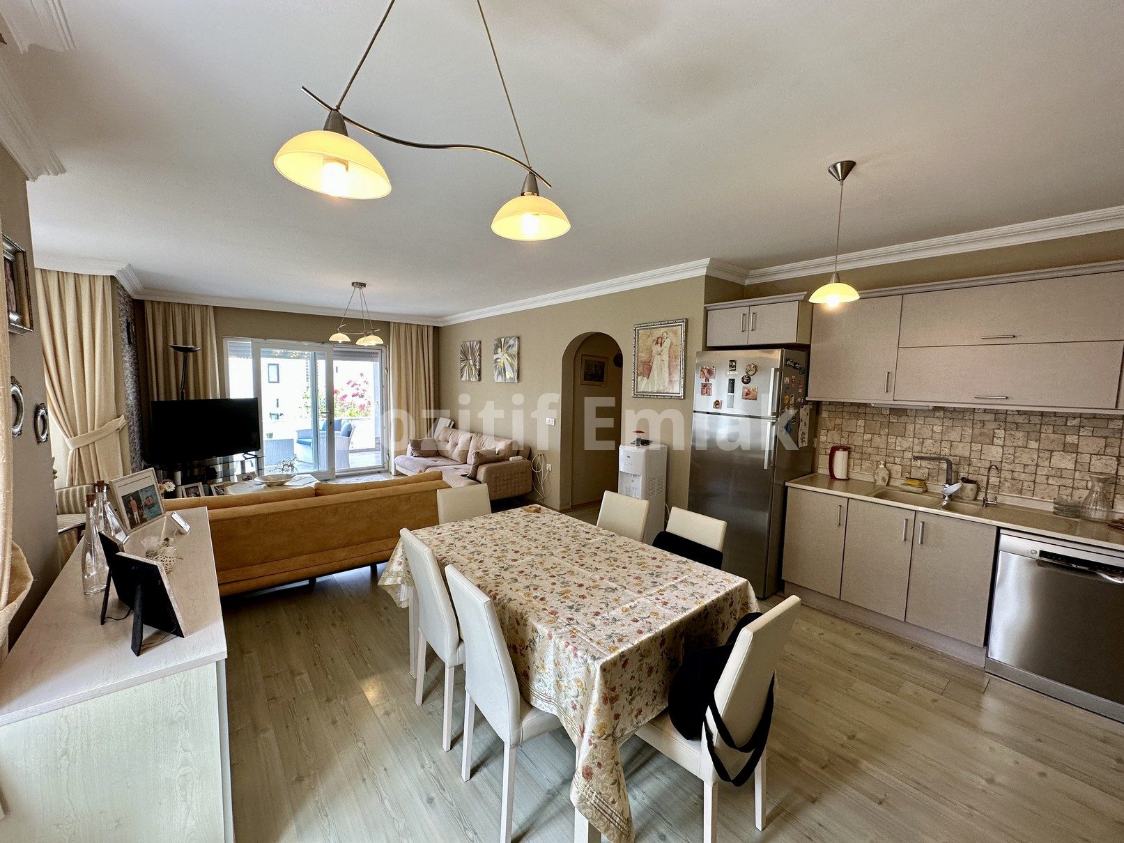 Turgutreis Merkezde Satılık 3+1 Bahçe Katı Geniş Daire