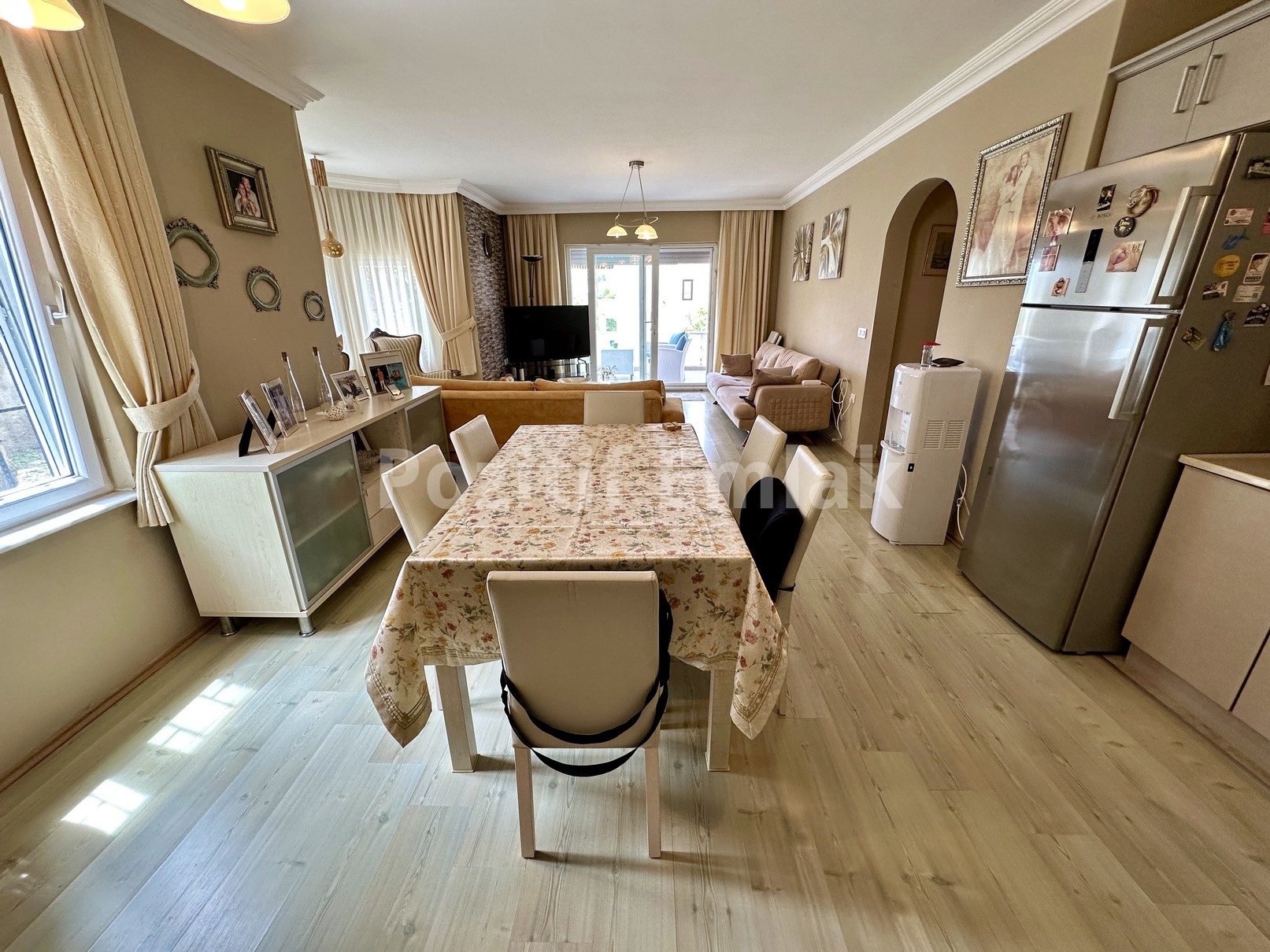 Turgutreis Merkezde Satılık 3+1 Bahçe Katı Geniş Daire